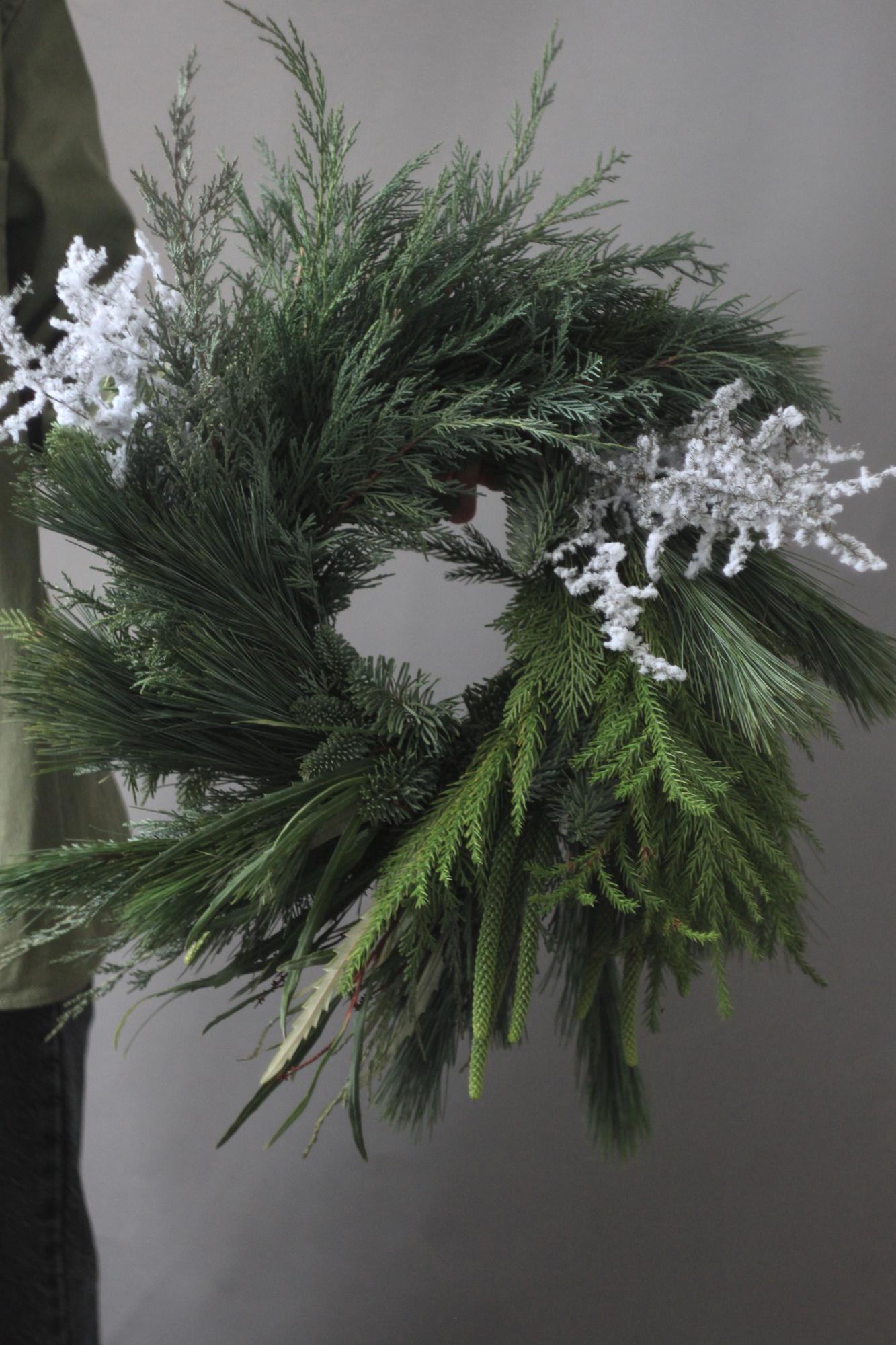 Венок из микса хвои c аспарагусом