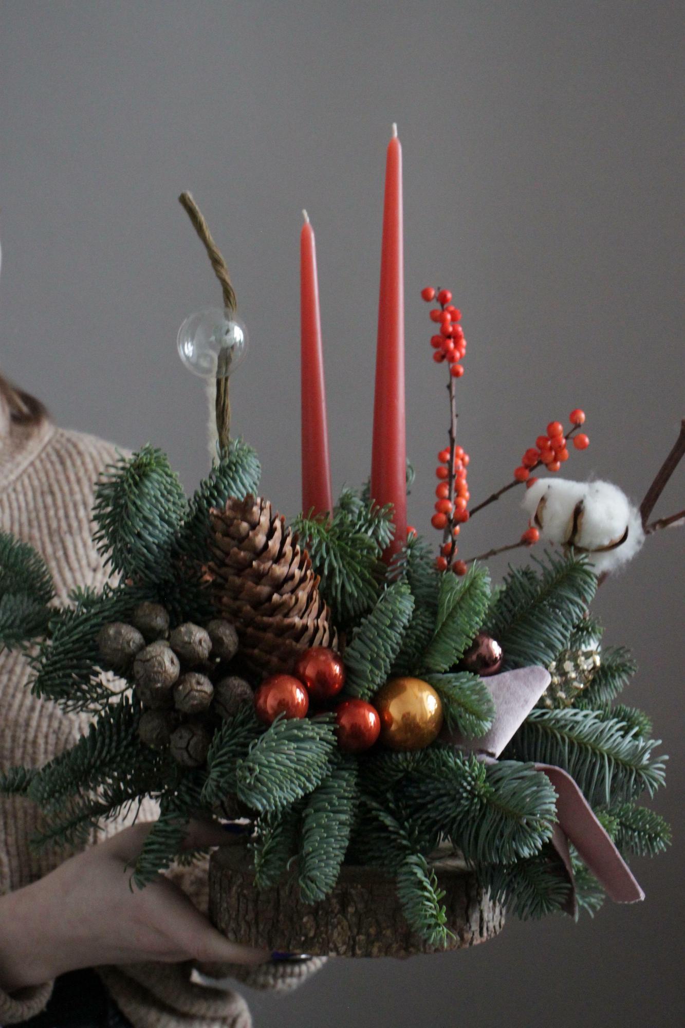 Композиция на спиле с украшениями