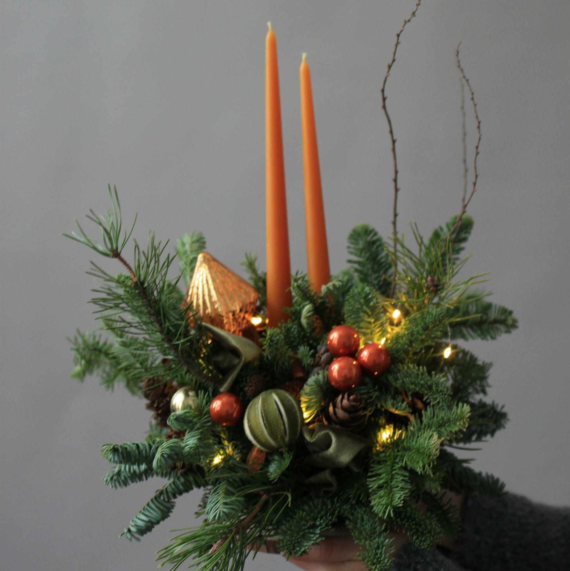 Композиция на спиле с украшениями