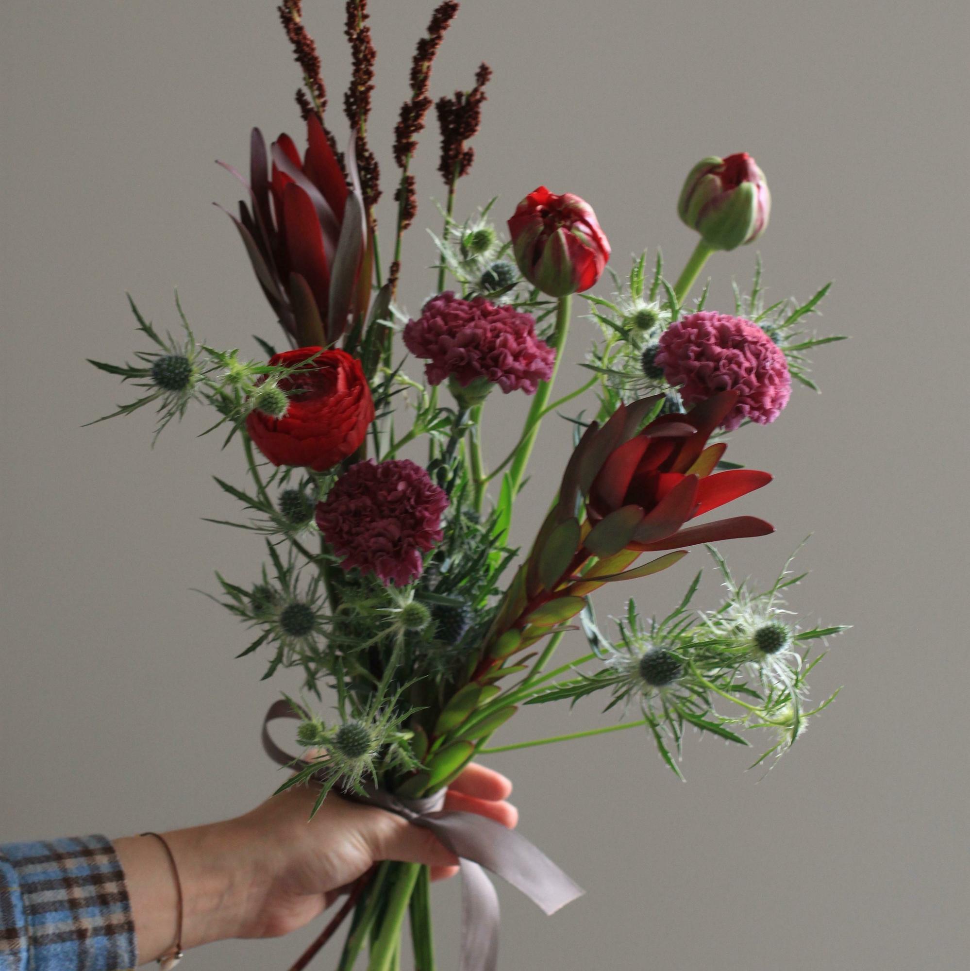 Букет в бордовых оттенках с сезонными цветами