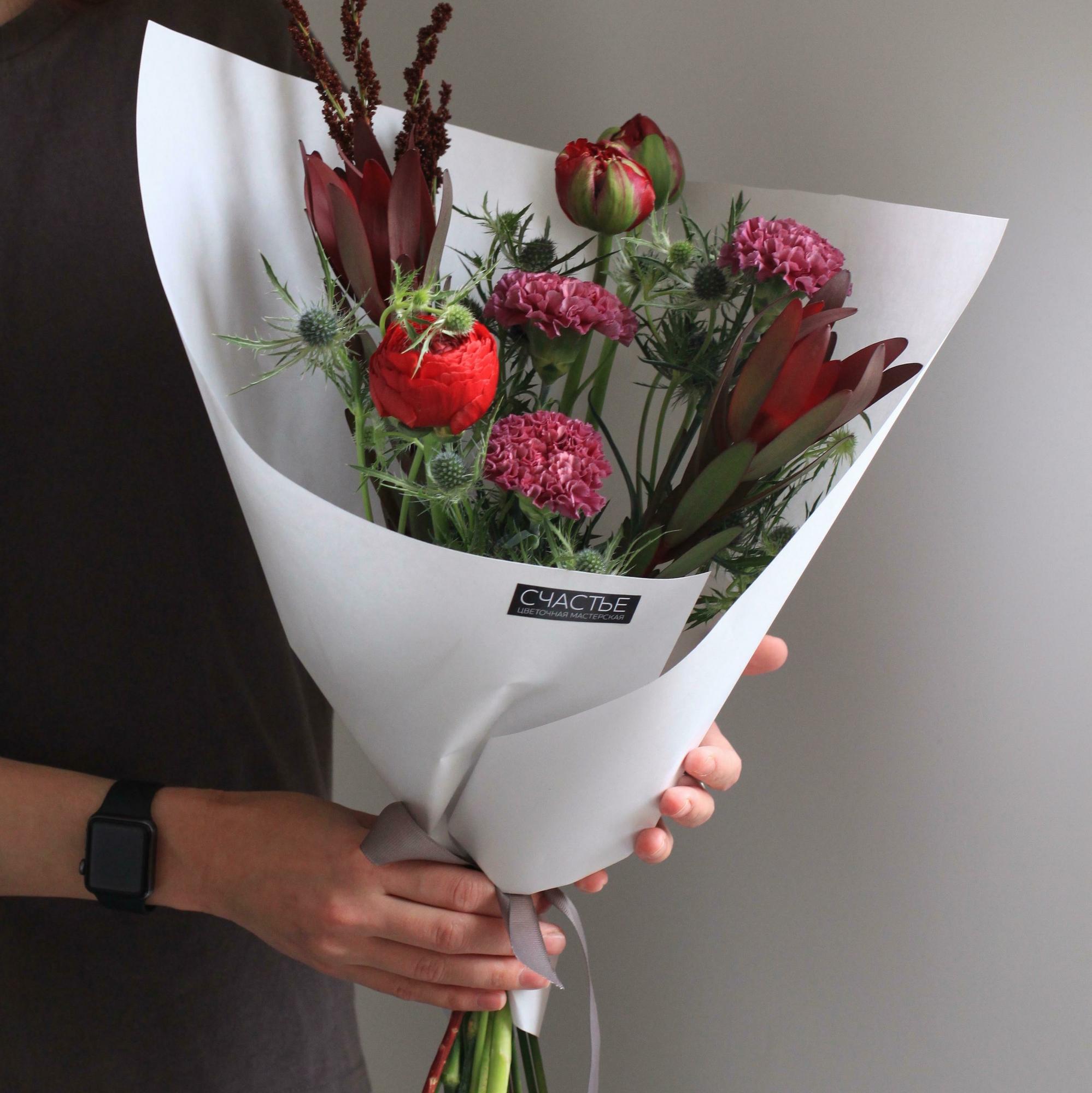 Букет в бордовых оттенках с сезонными цветами