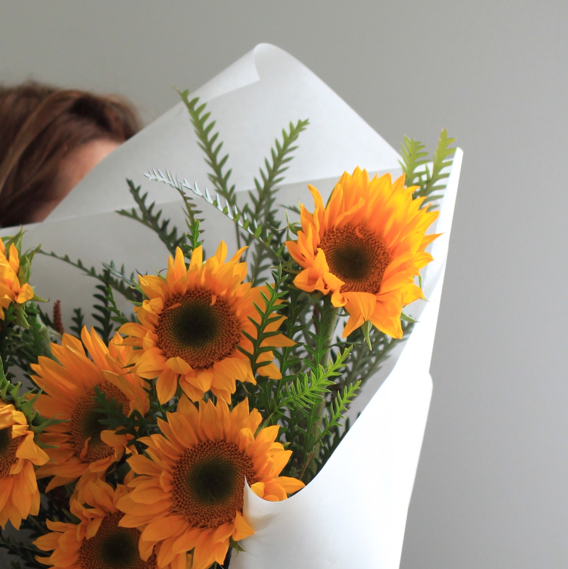 Букет подсолнухов c ветками гревиллеи