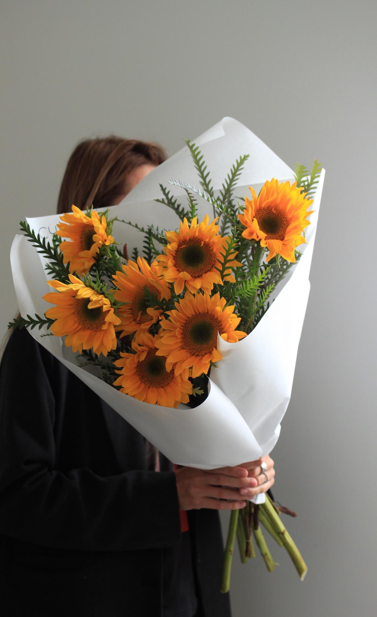 Букет подсолнухов c ветками гревиллеи