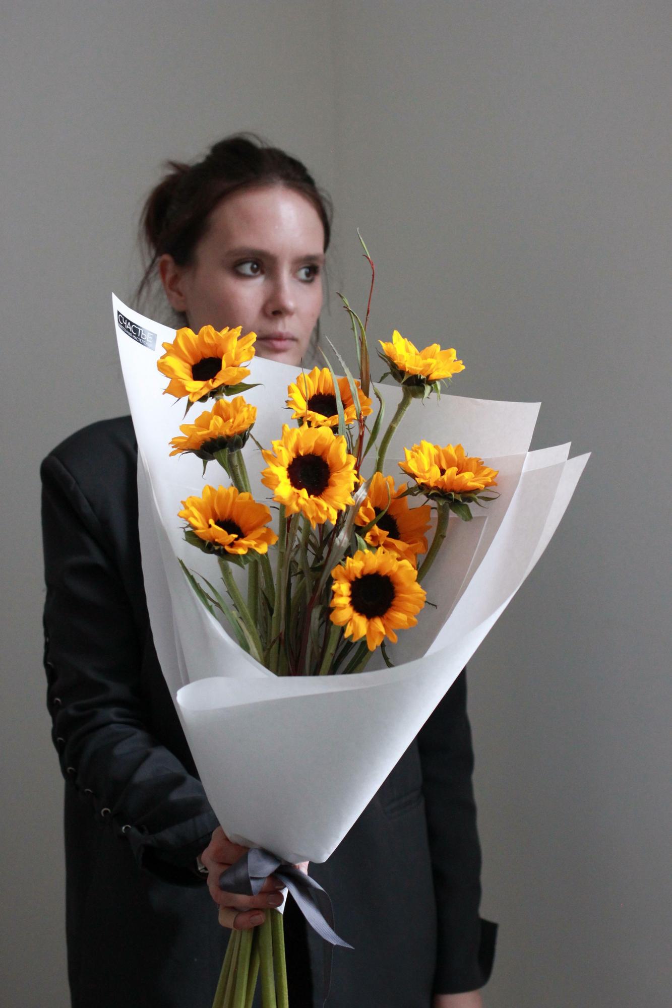 Букет подсолнухов c ветками гревиллеи