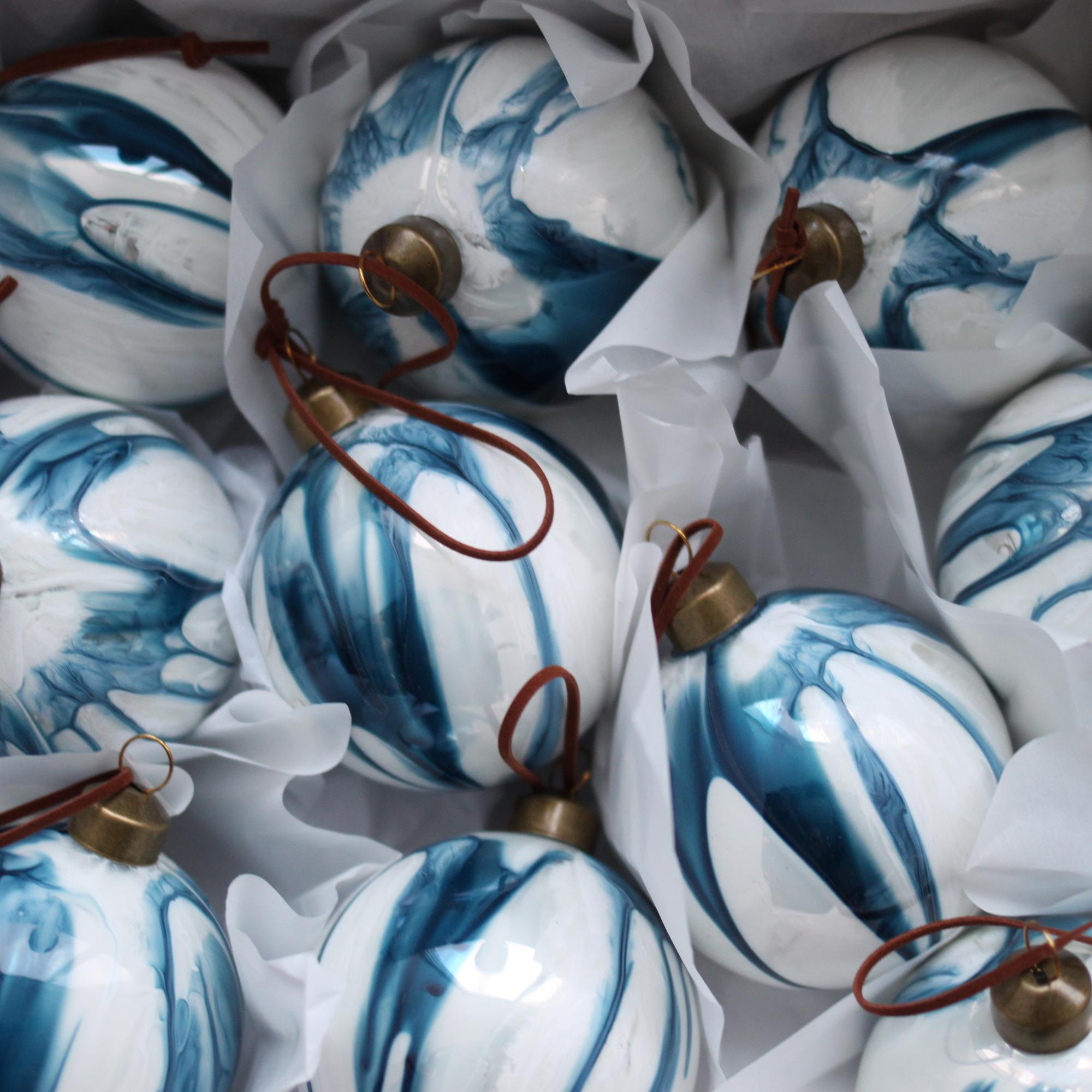 Шар белый с синими разводами