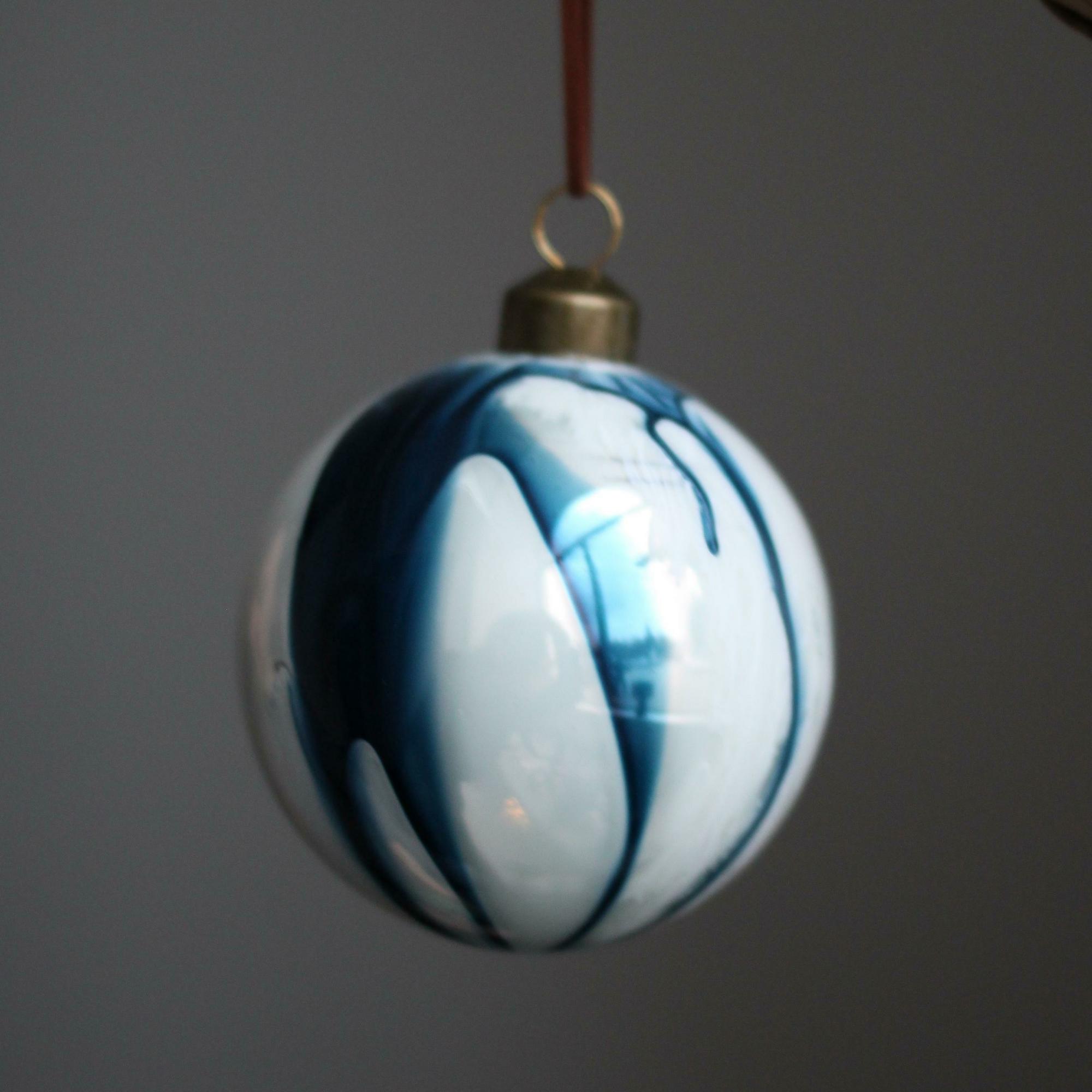 Шар белый с синими разводами