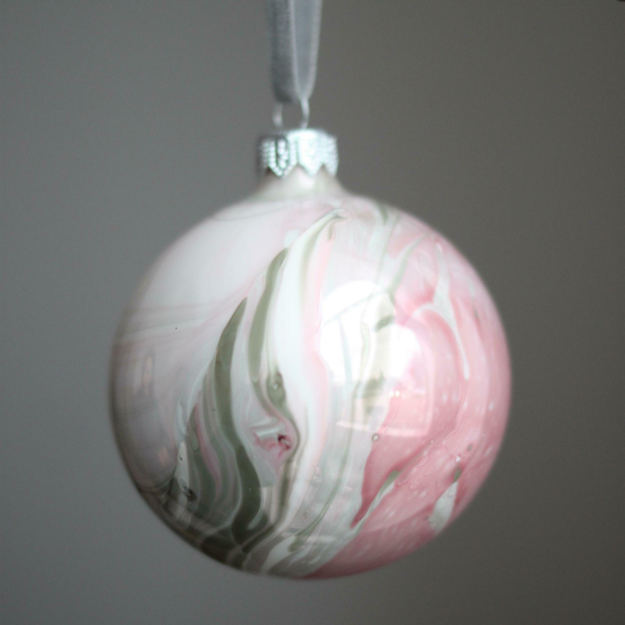 Шар пудровый с зелеными разводами