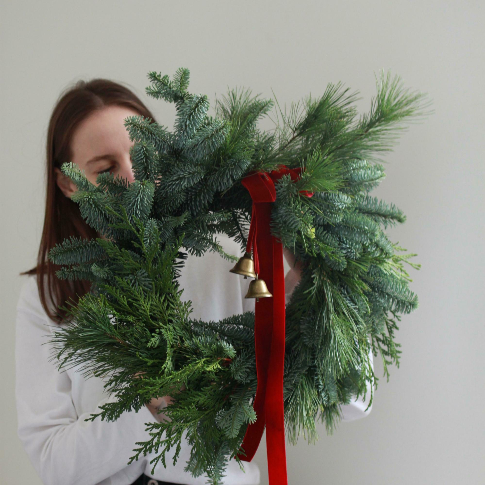 Хвойный венок с лентами и колокольчиками