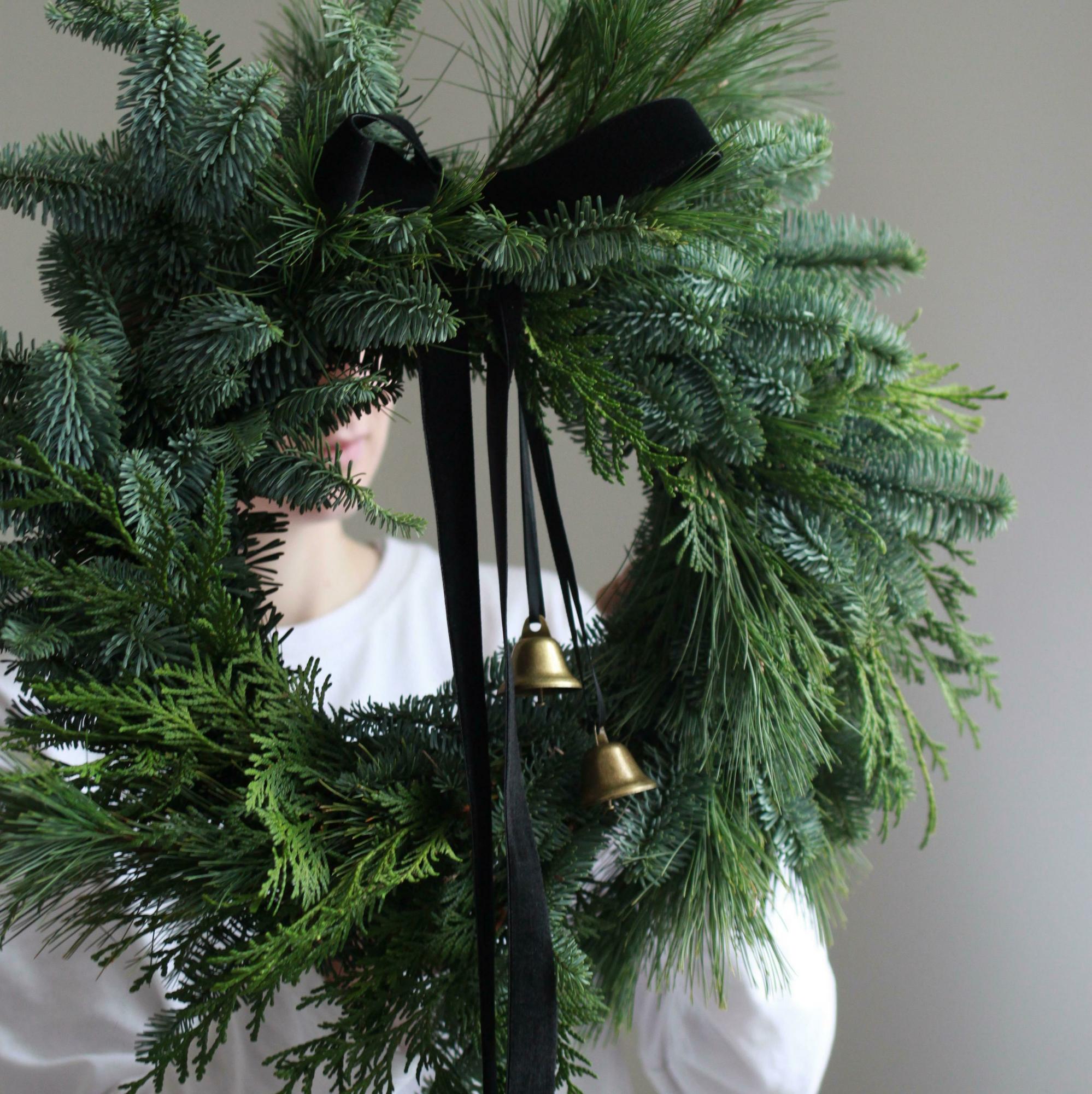 Хвойный венок с лентами и колокольчиками