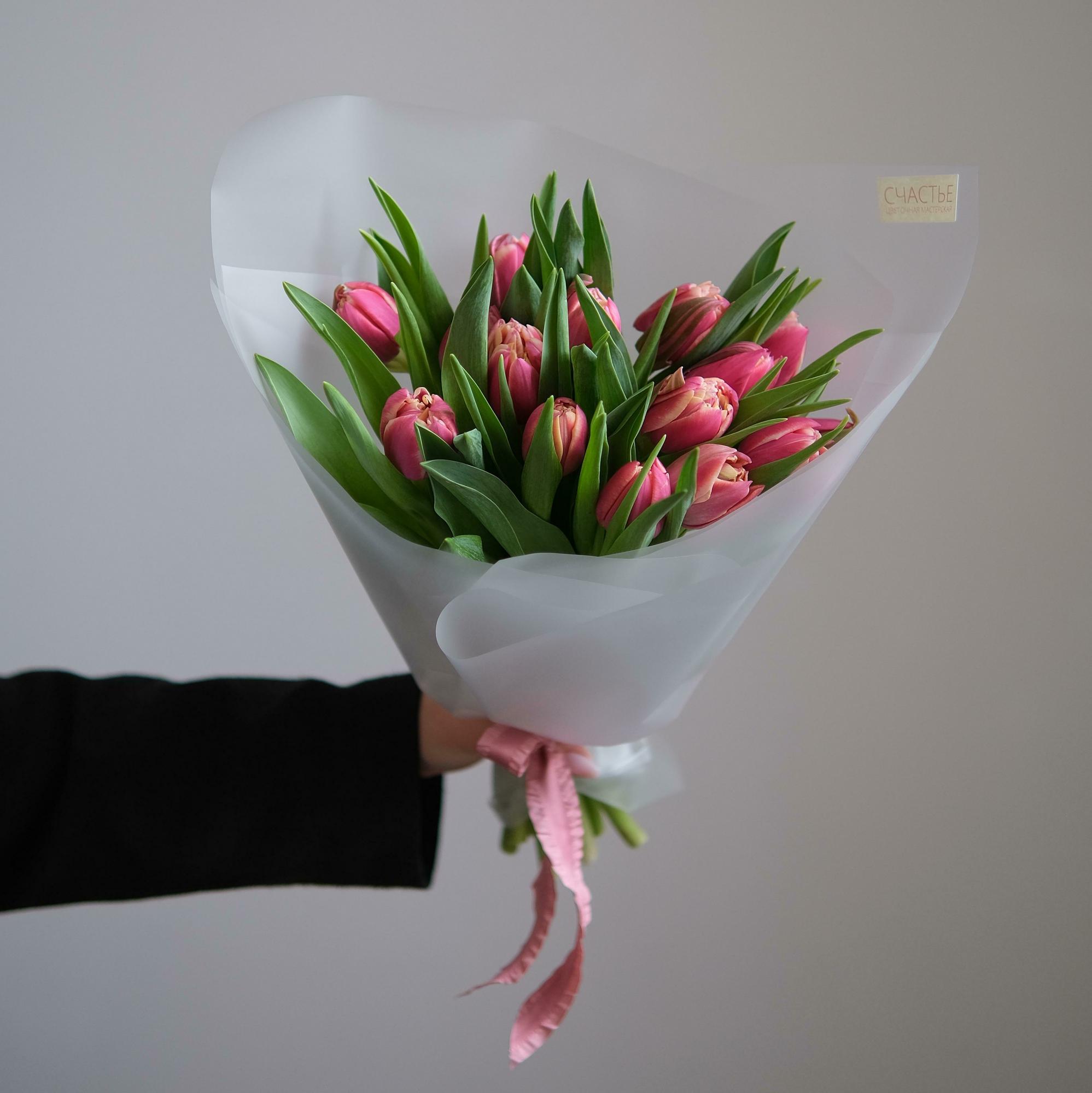 Малиновые пионовидные тюльпаны