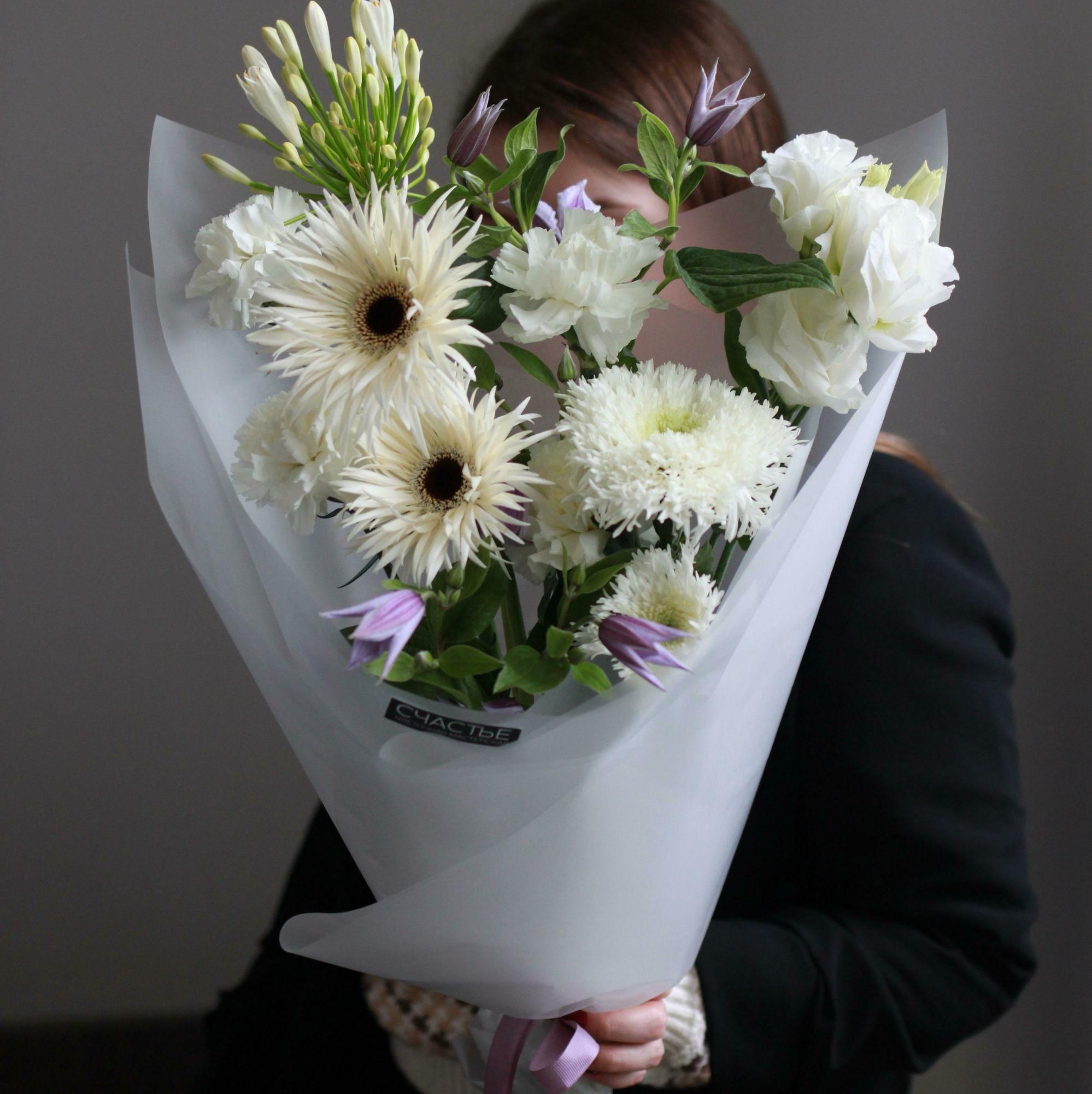 Белый букет с лавандовыми акцентами