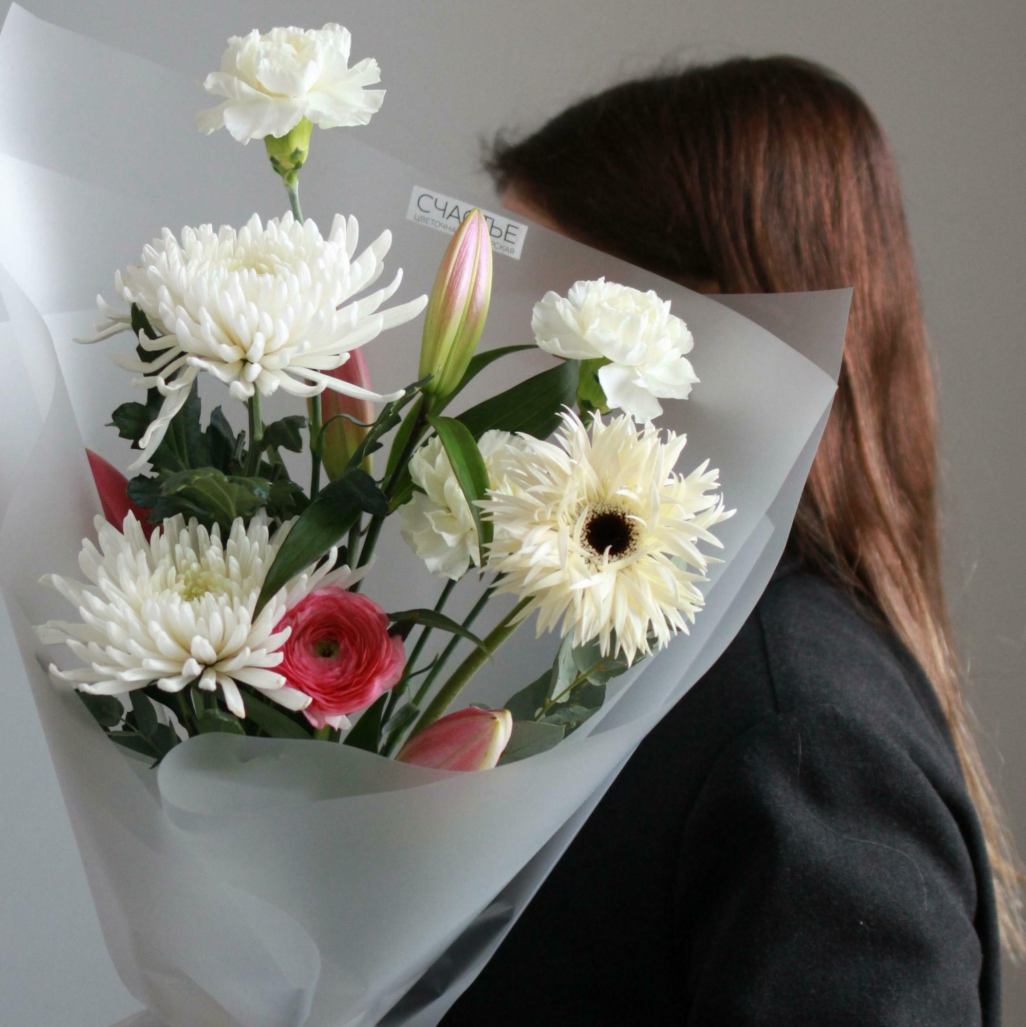 Бело-розовый с лилией