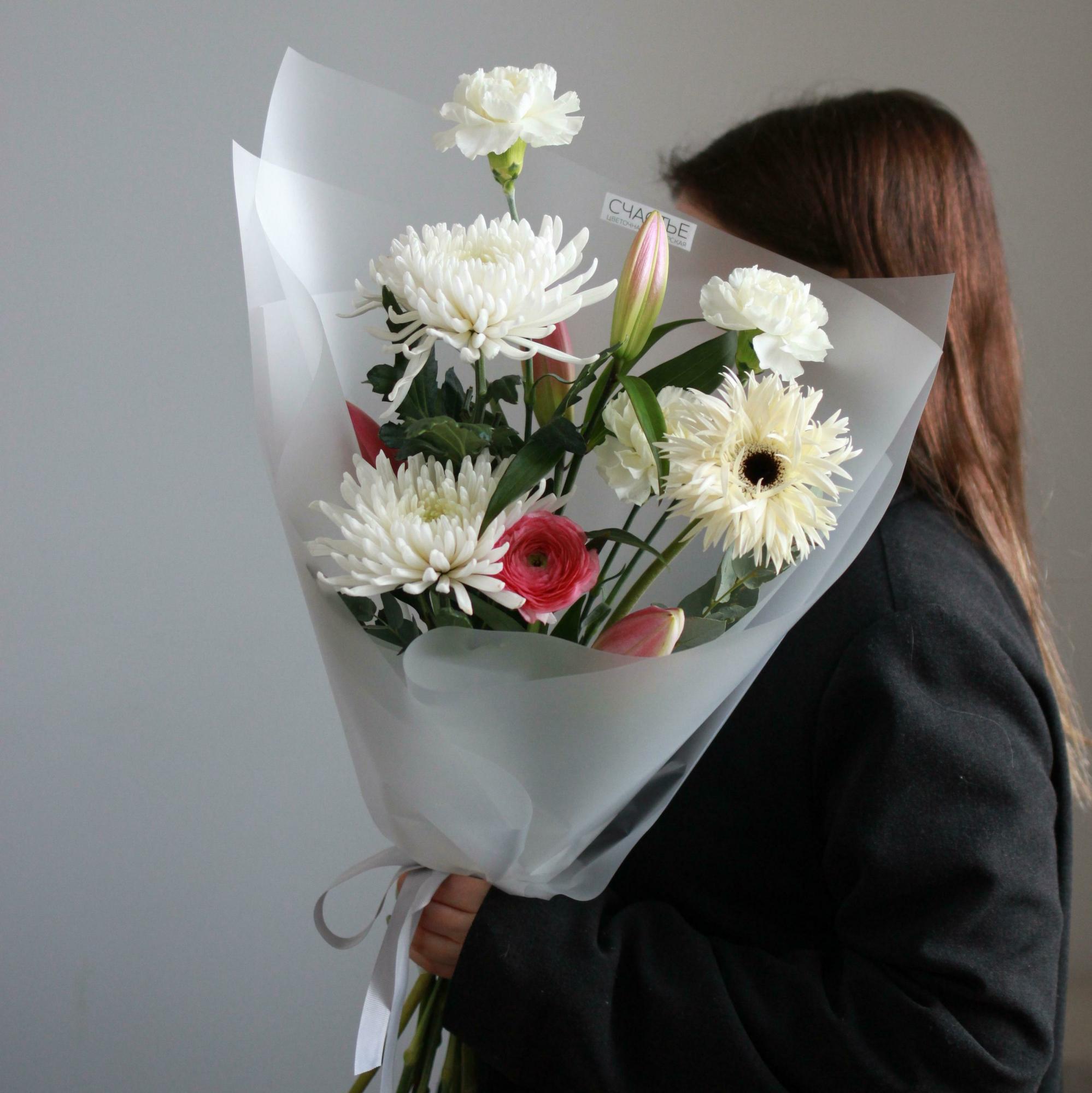 Бело-розовый с лилией