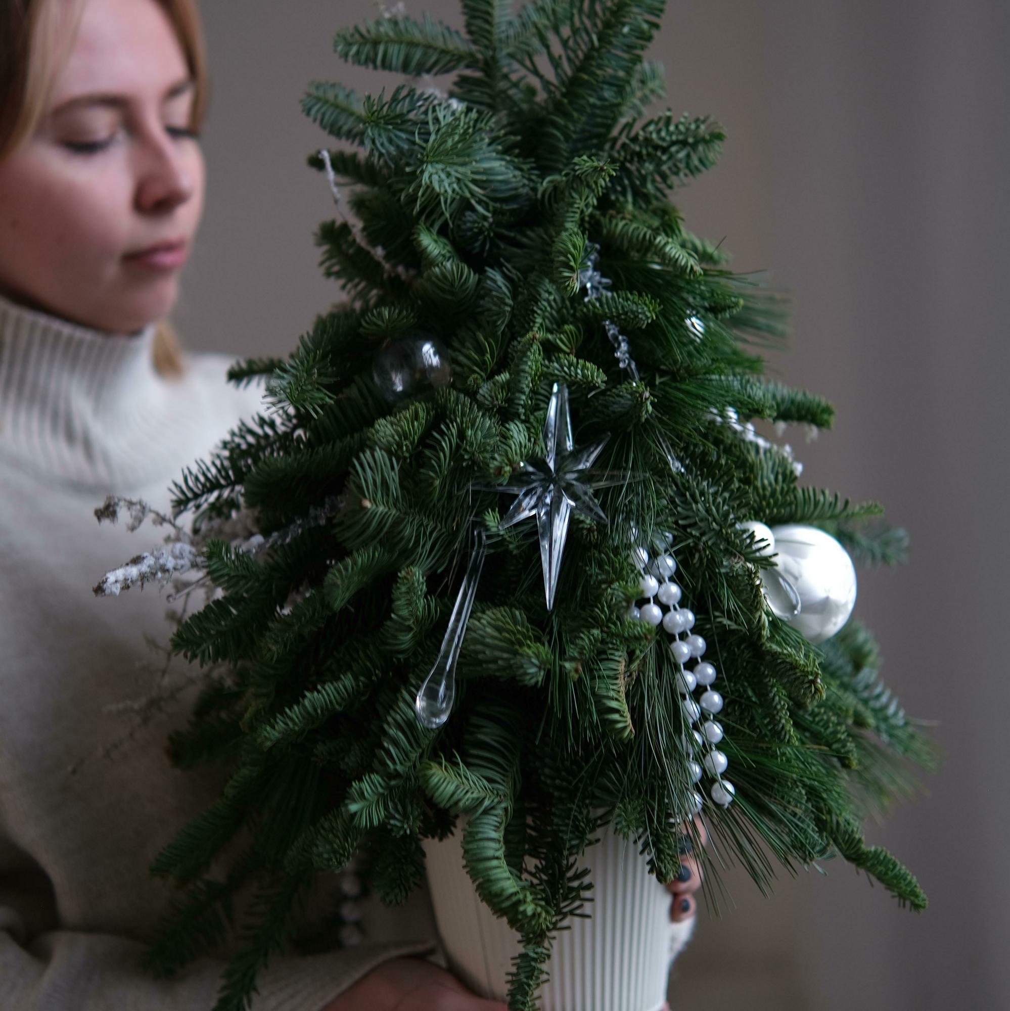 Елочка Белоснежная со стеклянными шарами