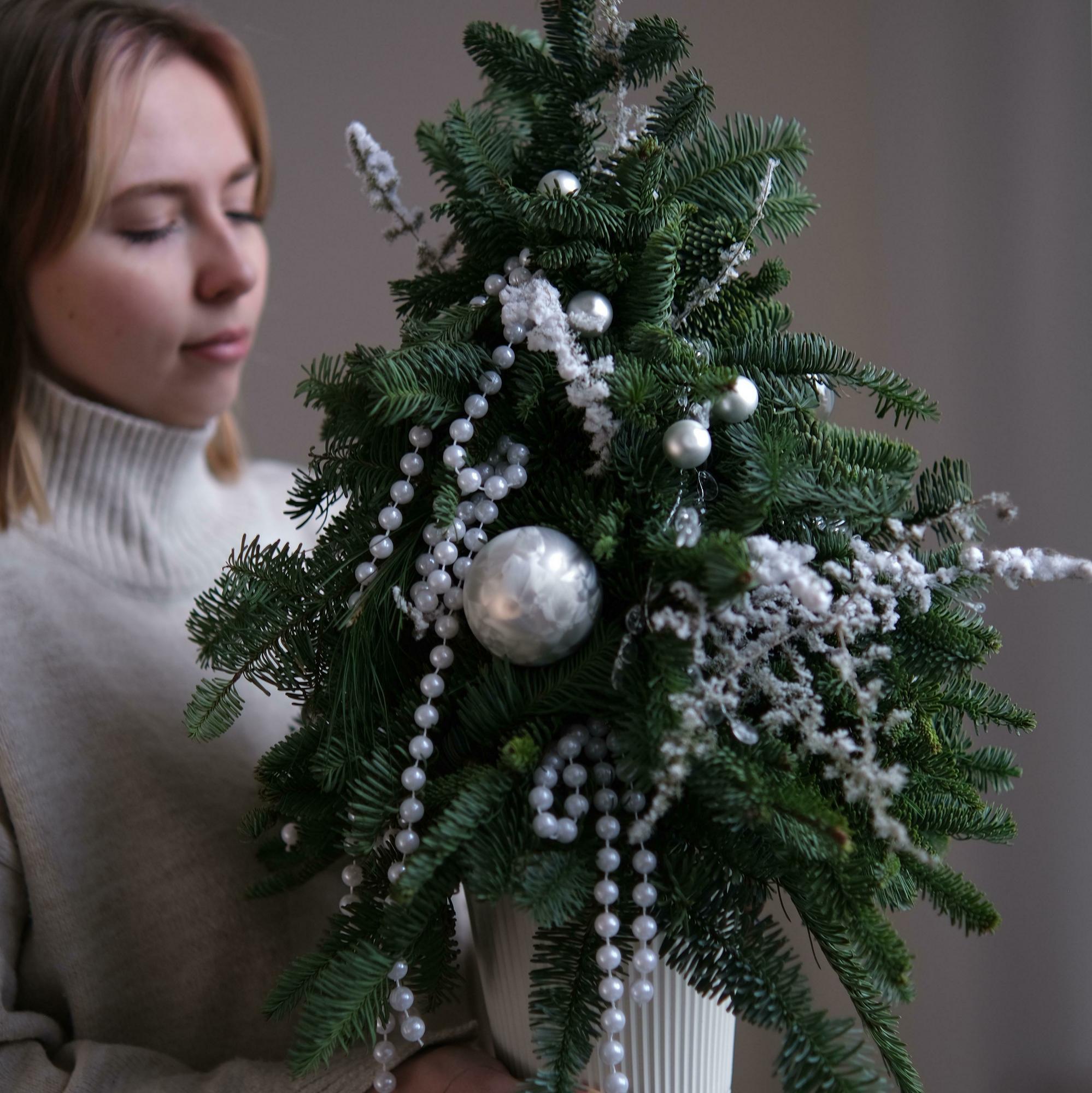 Елочка Белоснежная со стеклянными шарами