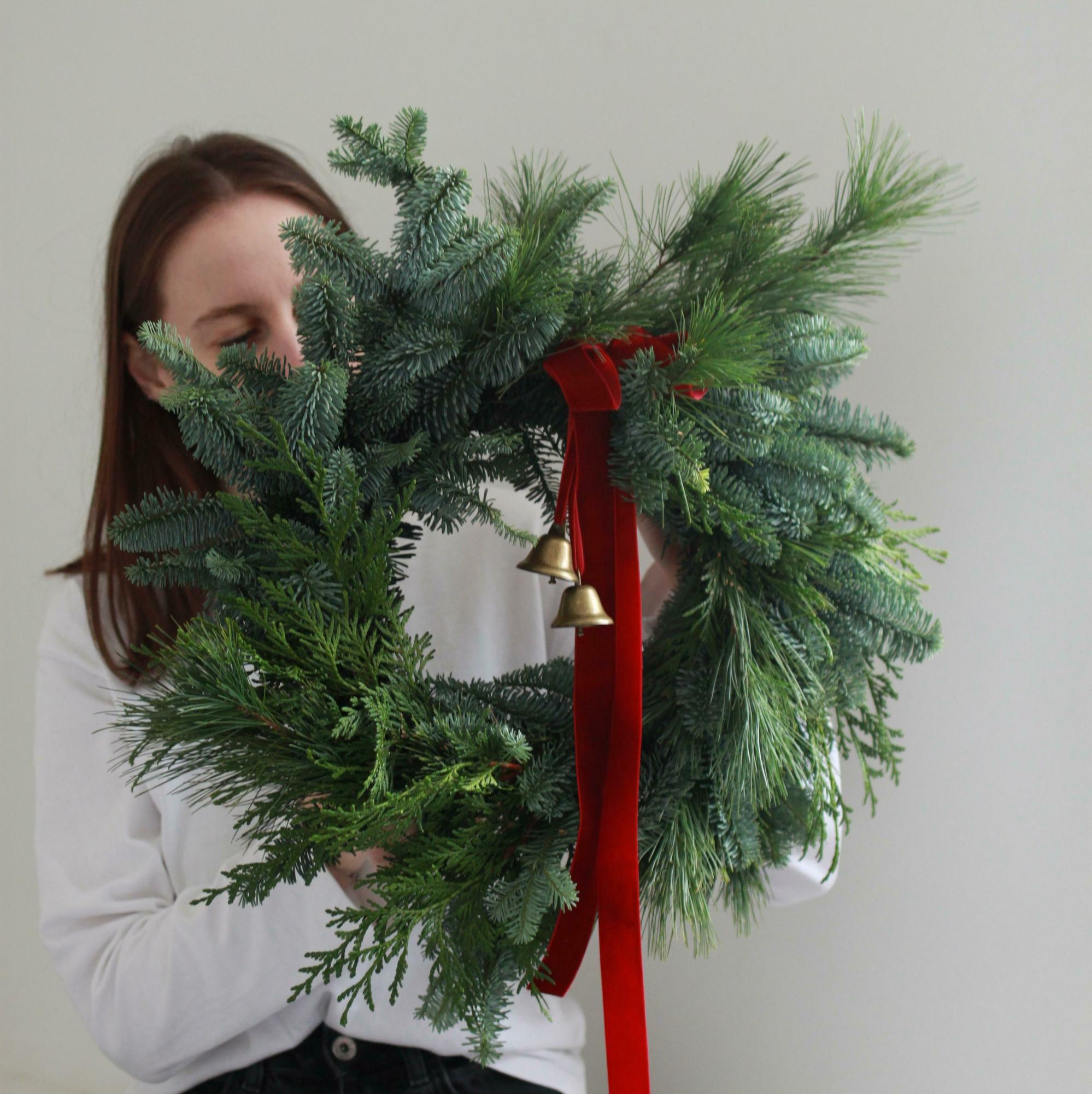 Венок из микса хвои c бархатными лентами