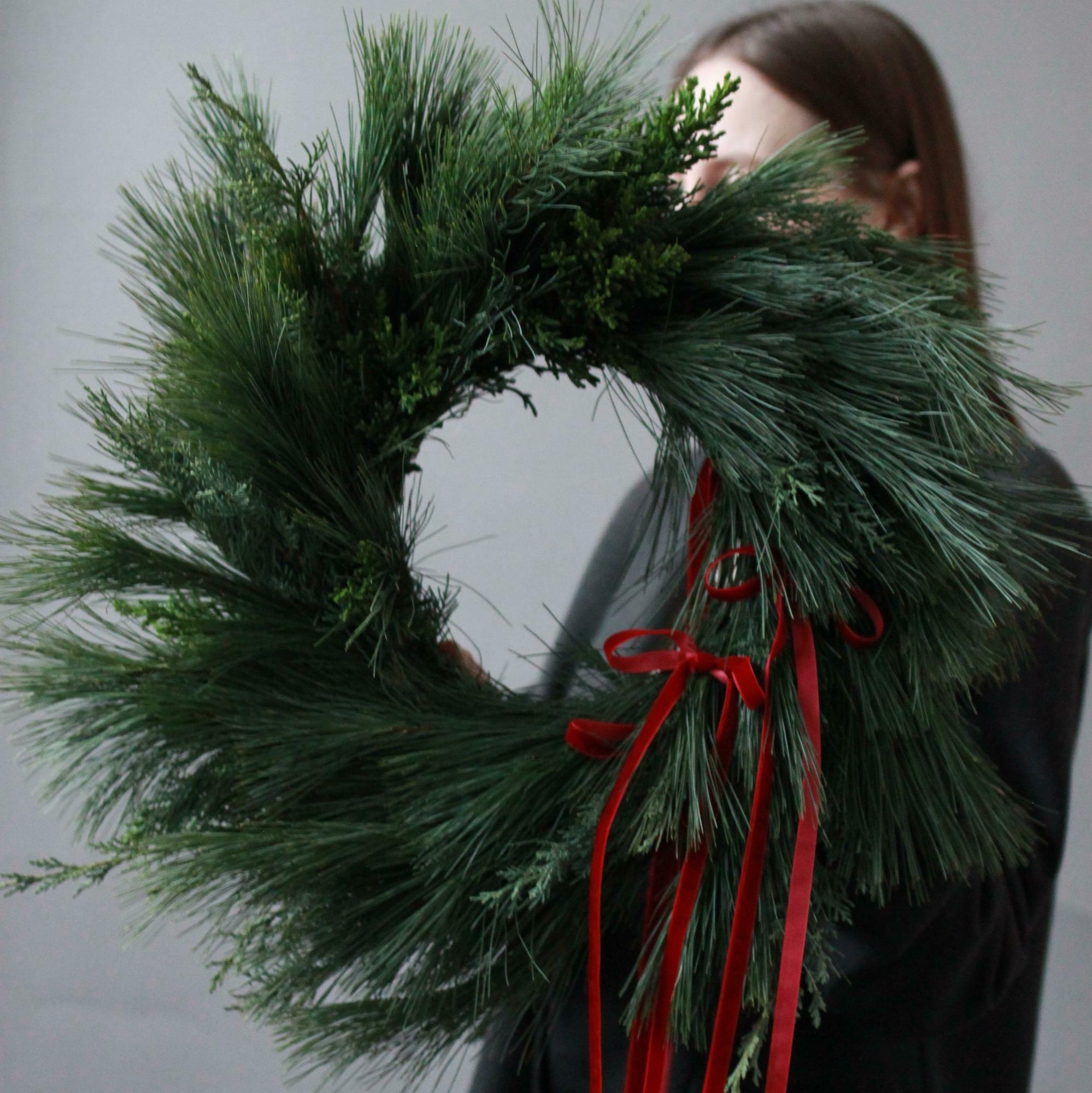 Венок из микса хвои c бархатными лентами