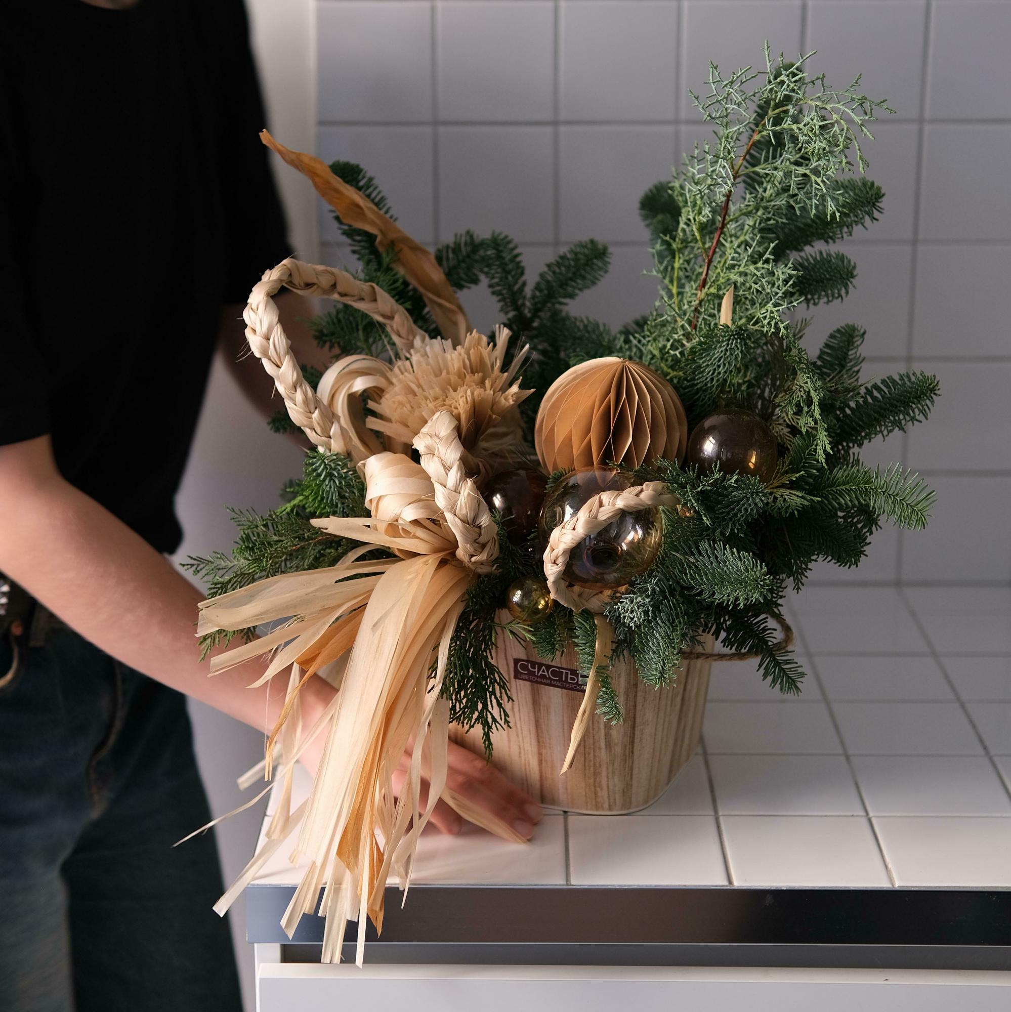 Хвойная корзина с добавлением лыка