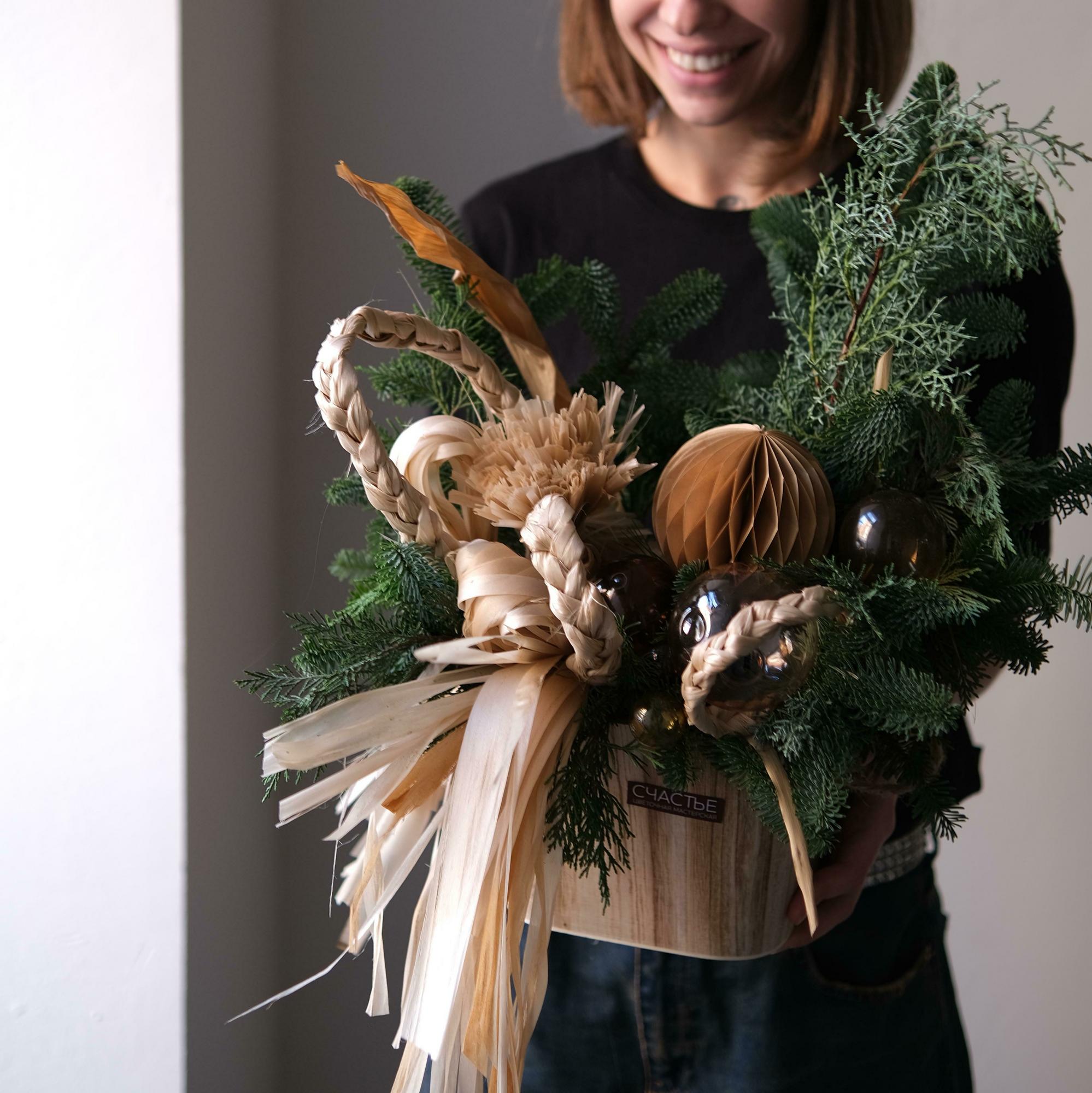 Хвойная корзина с добавлением лыка