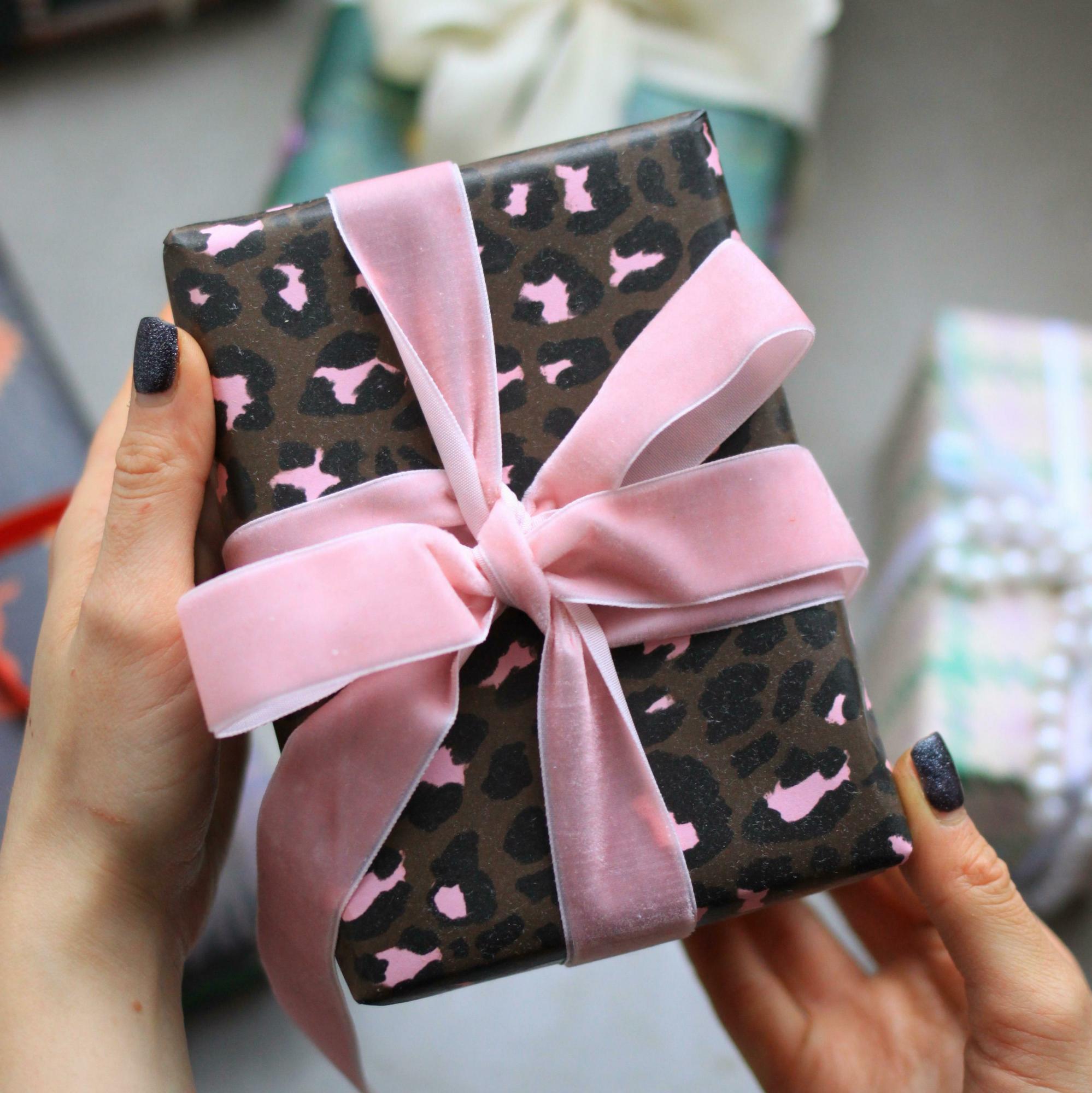 Упаковка подарка Новогодняя