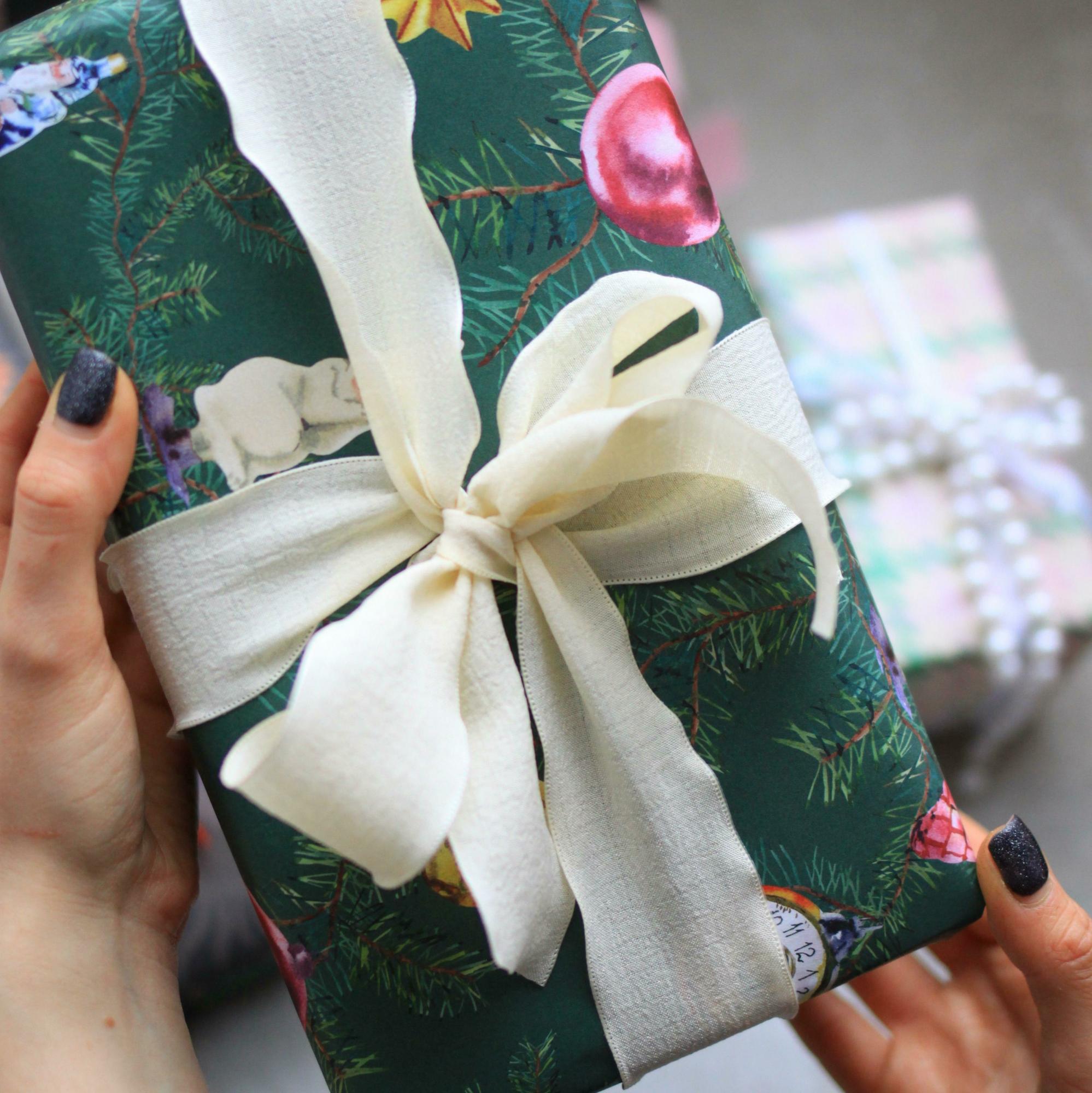 Упаковка подарка Новогодняя