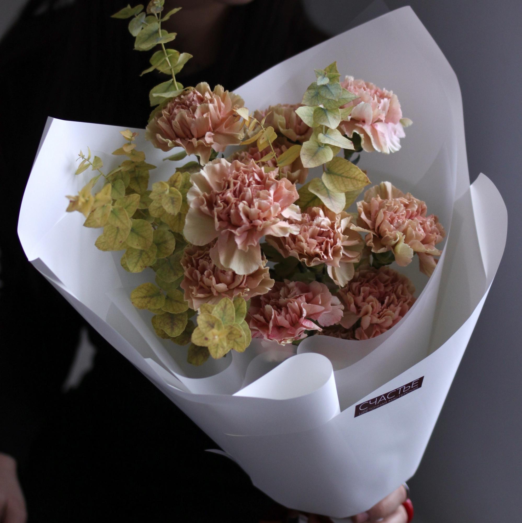 Моно карамельных гвоздик с эвкалиптом