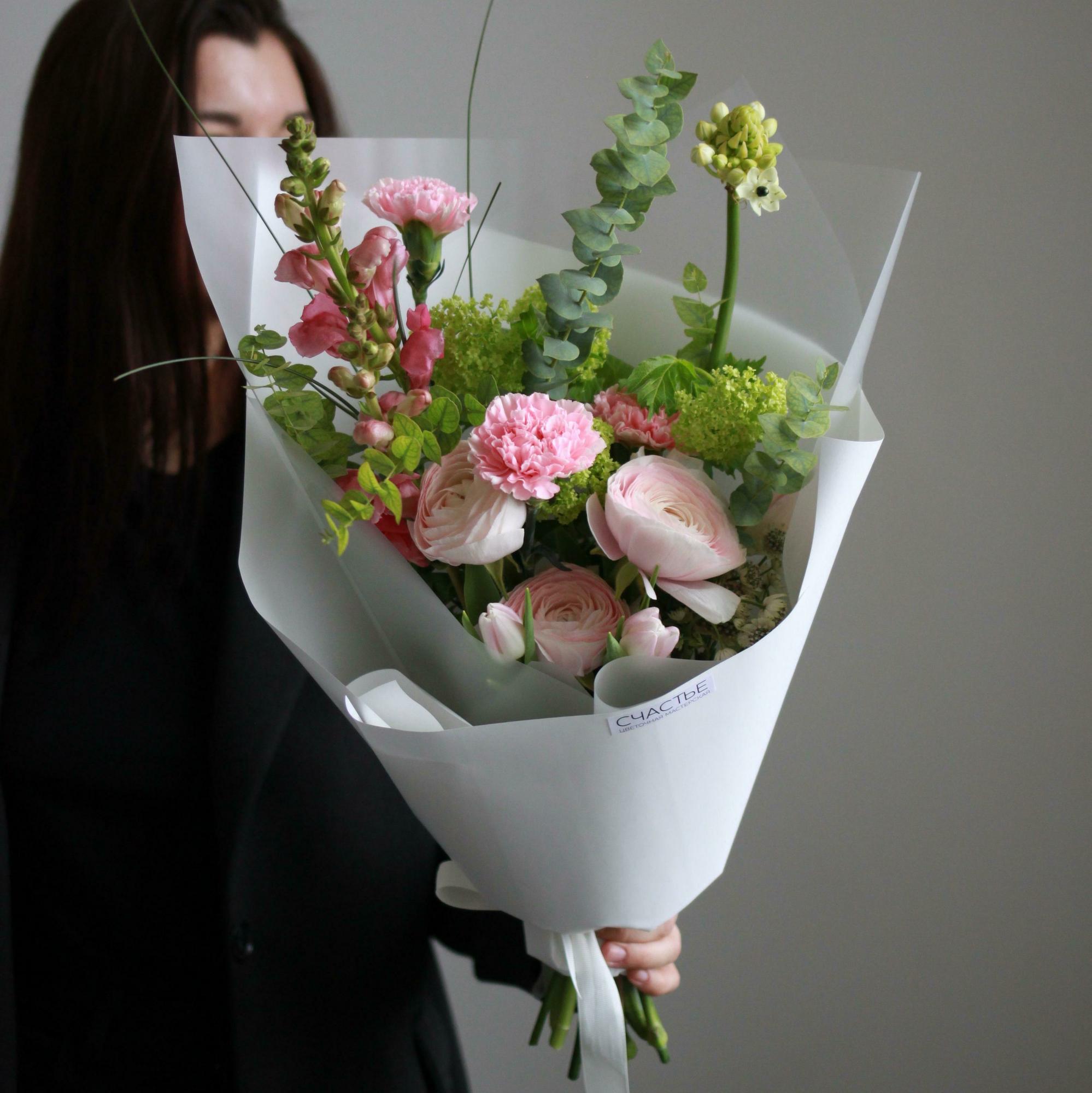 Букет c ранункулусами и тюльпанами