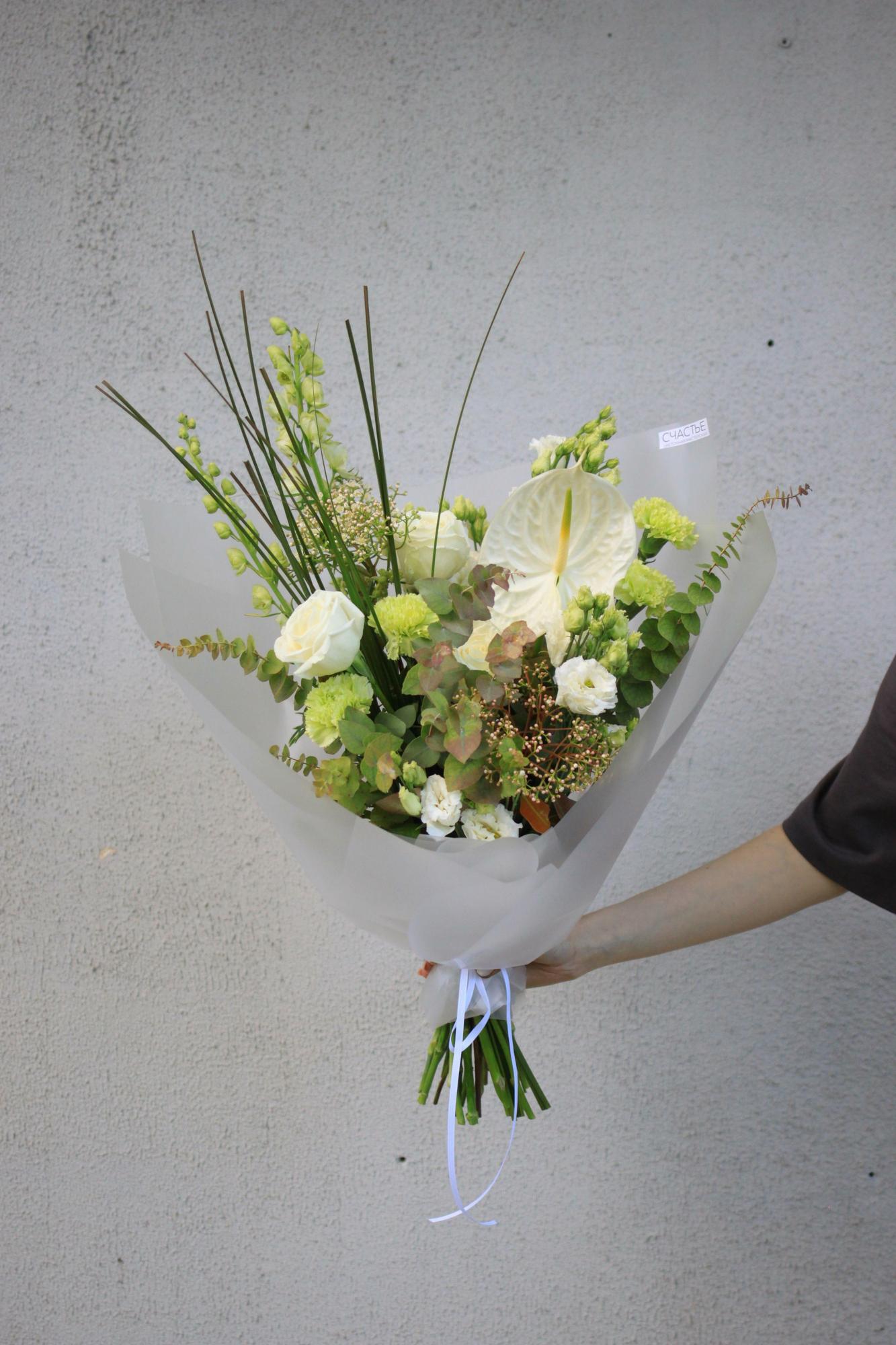 Сезонный бело-зеленый букет