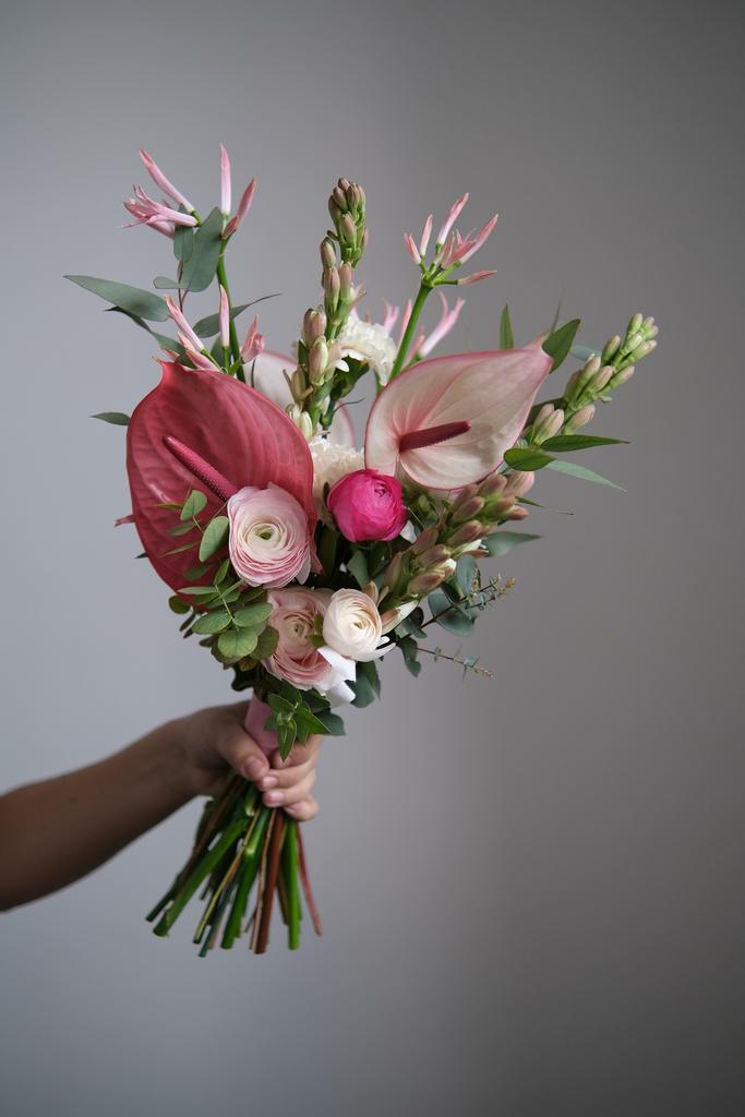 Букет невесты с антуриумами