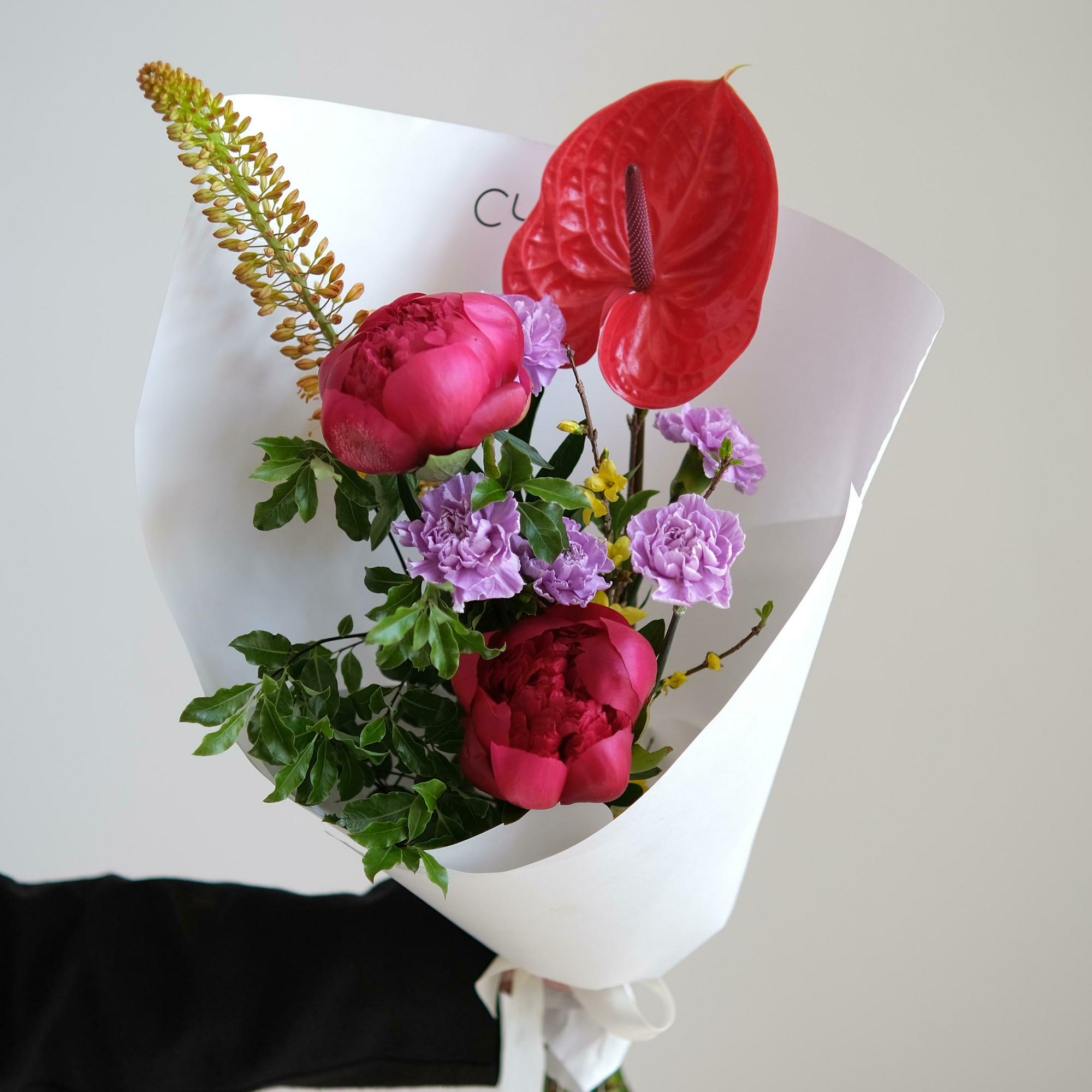 Яркий букет с антуриумом