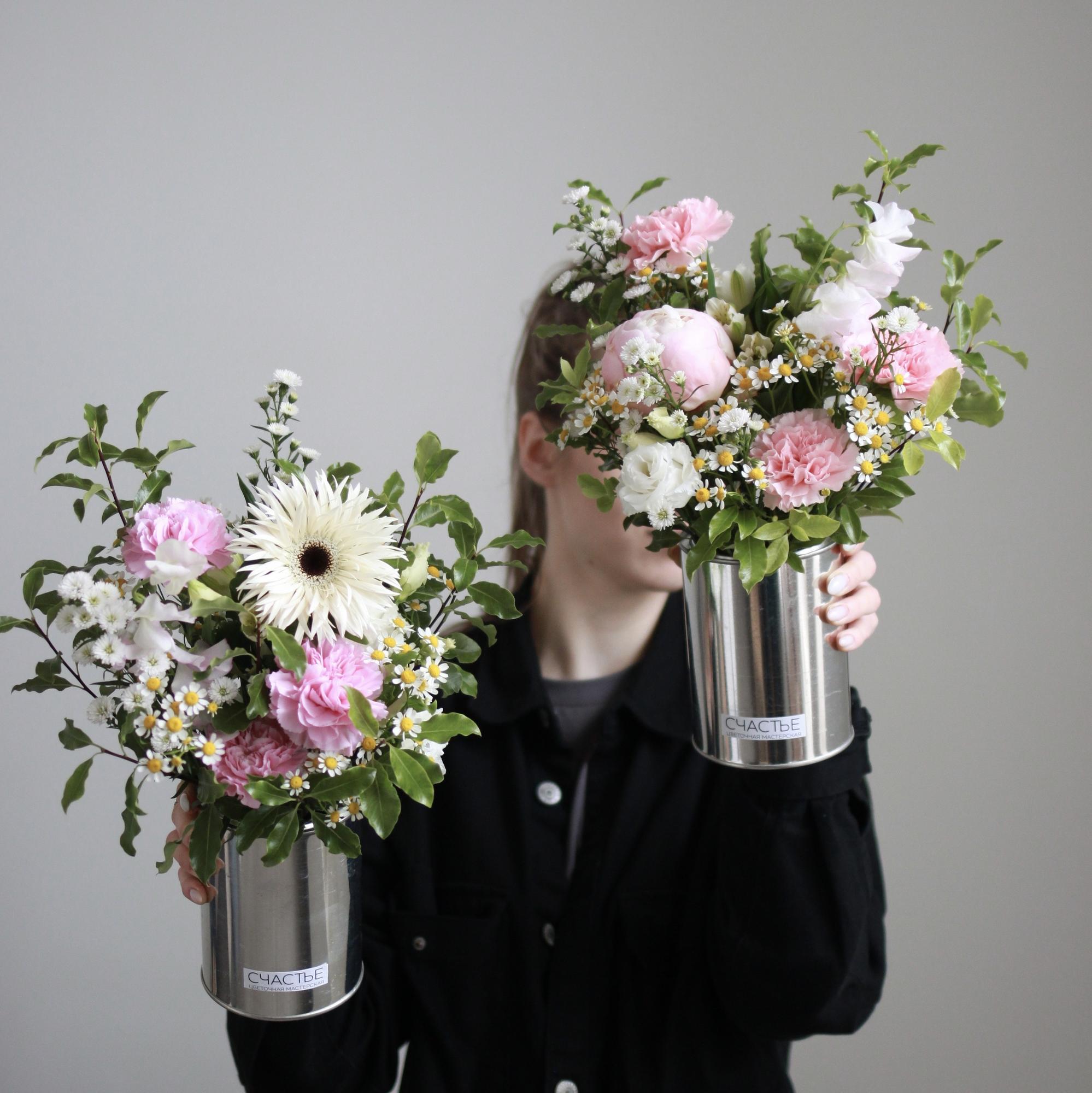 Летняя композиция в металлической банке