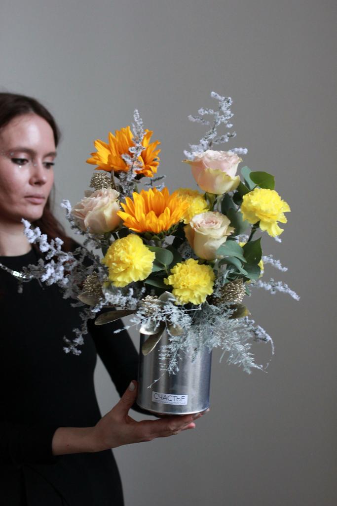 Композиция в металлической банке