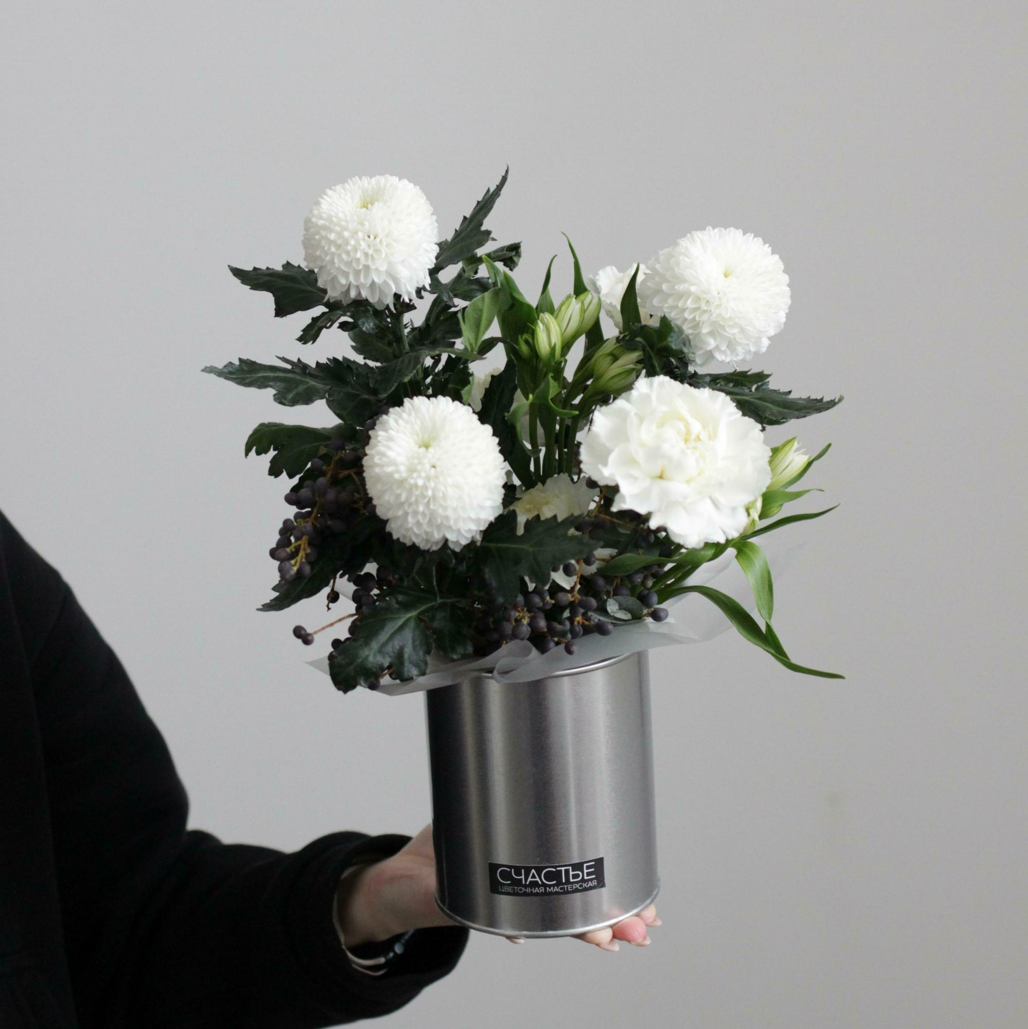 Композиция в металлической банке