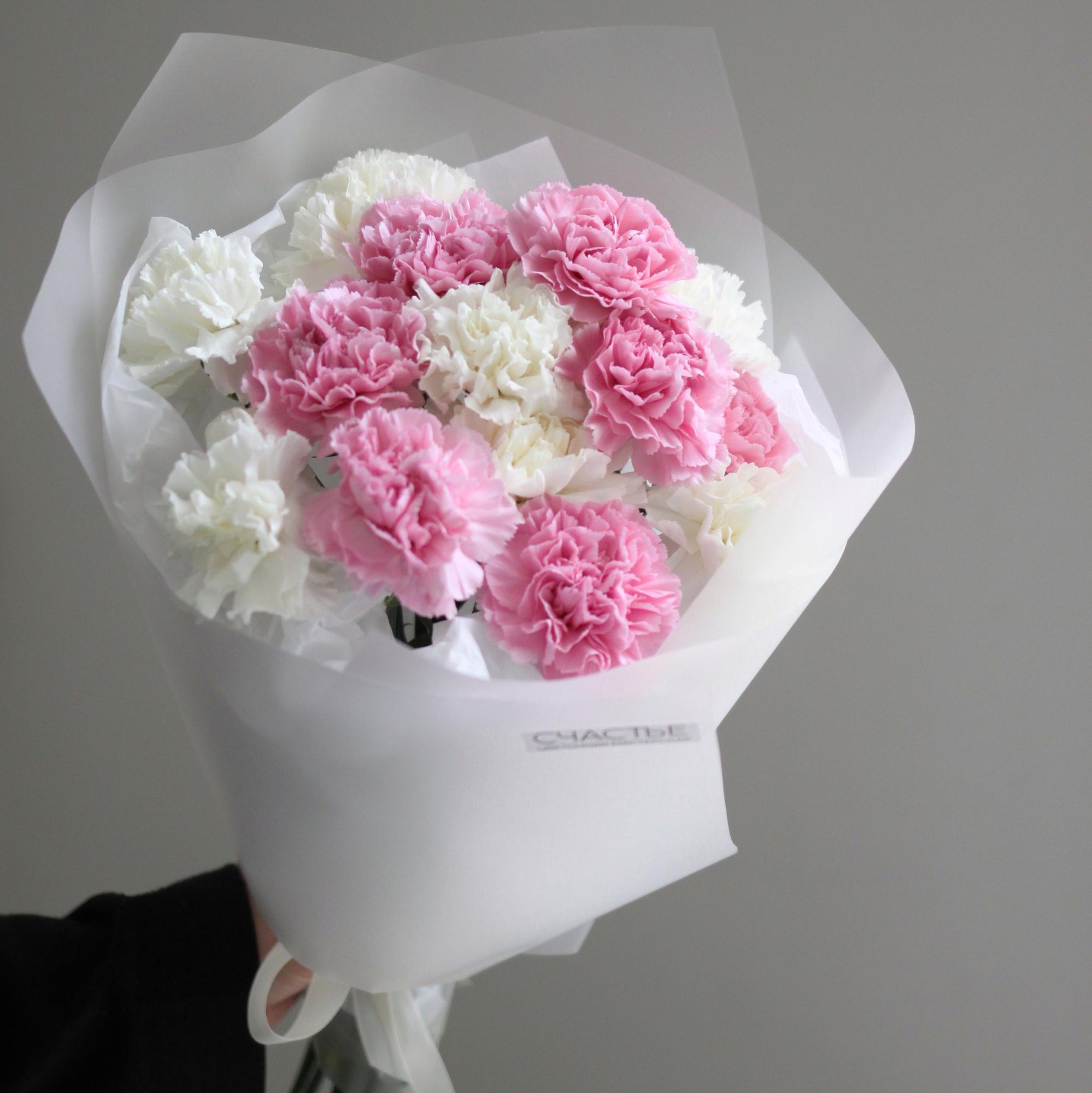 Бело-розовый букет пушистых гвоздик