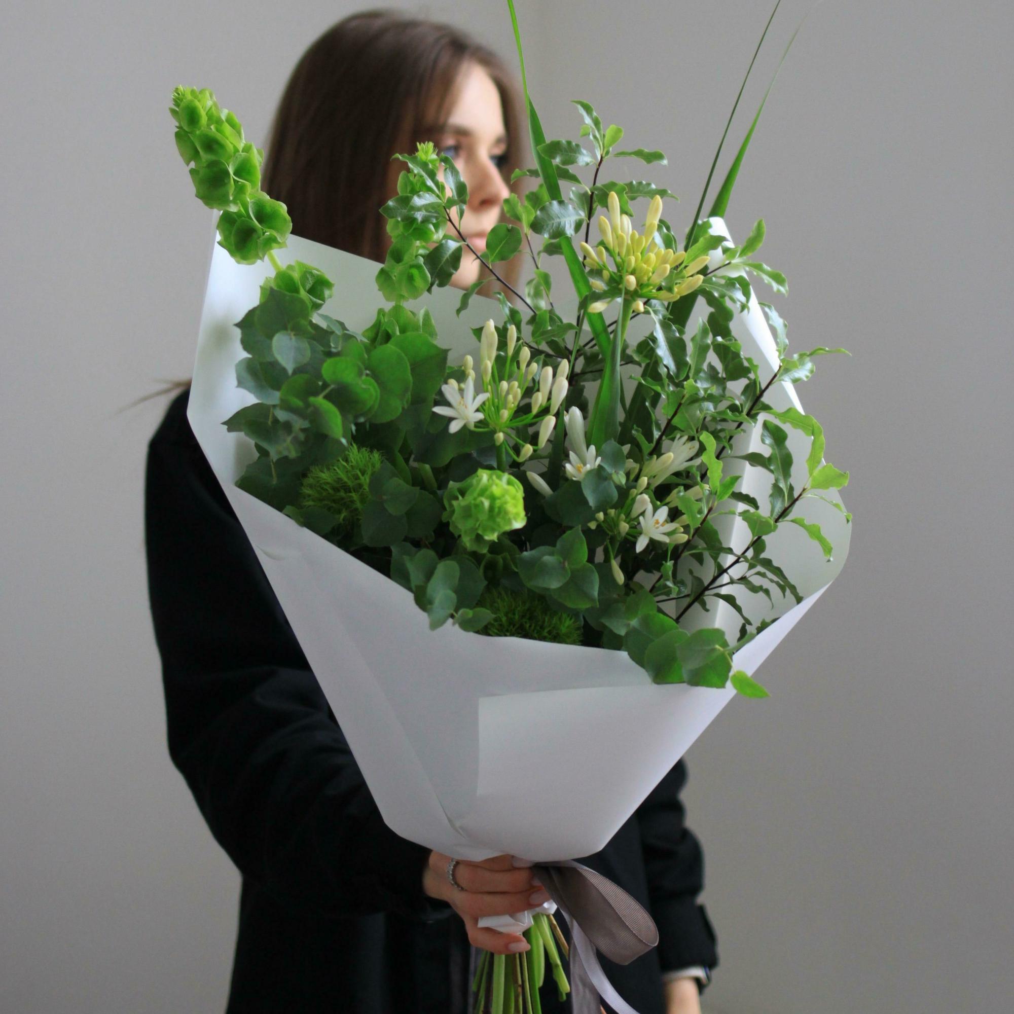 Бело-зеленый сезонный букет