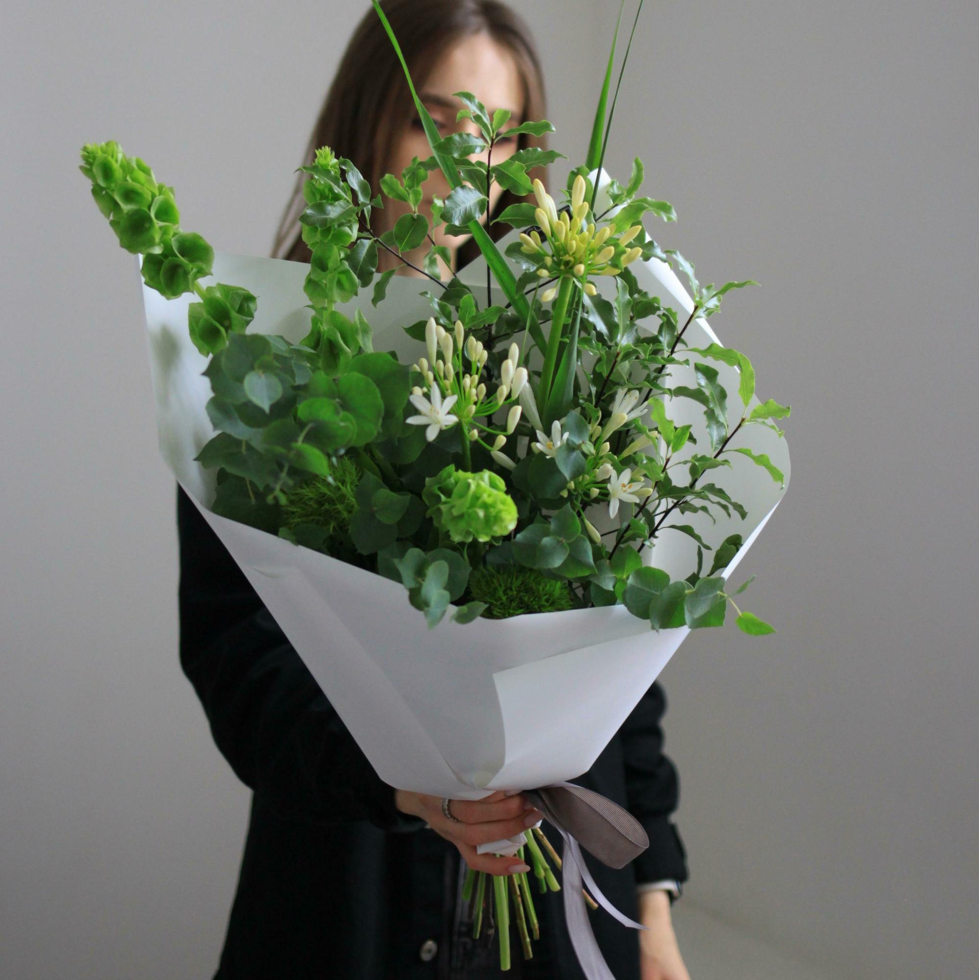 Бело-зеленый сезонный букет