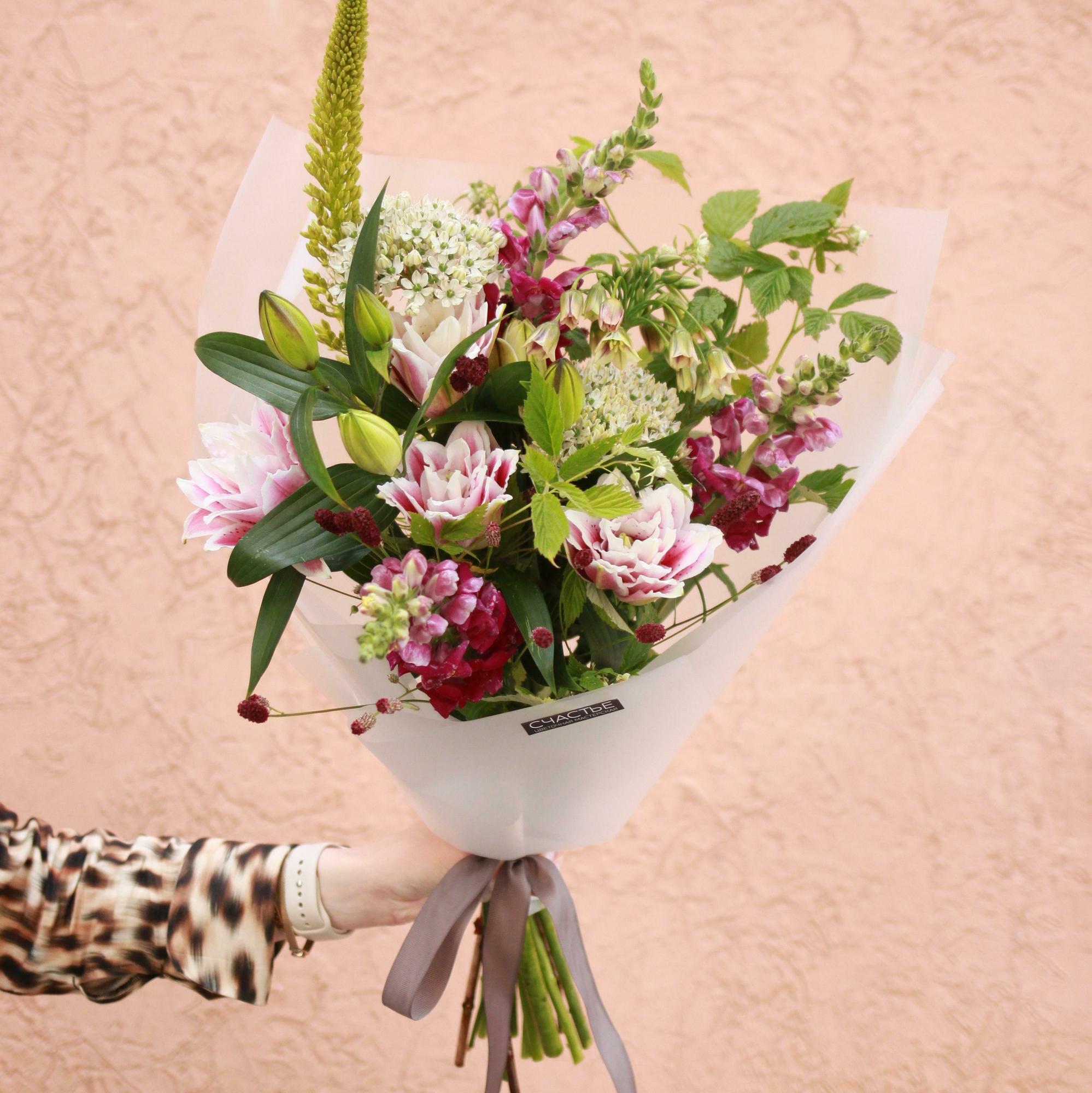 Букет с лилиями