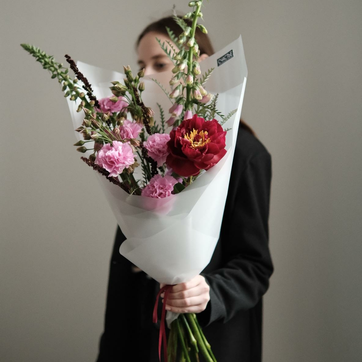 Букет с ярким пионом