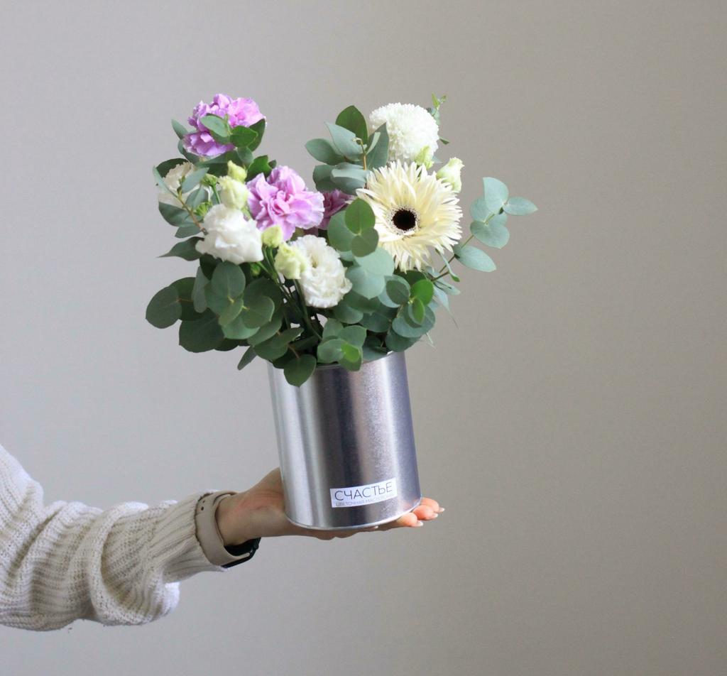 Композиция в металлической банке