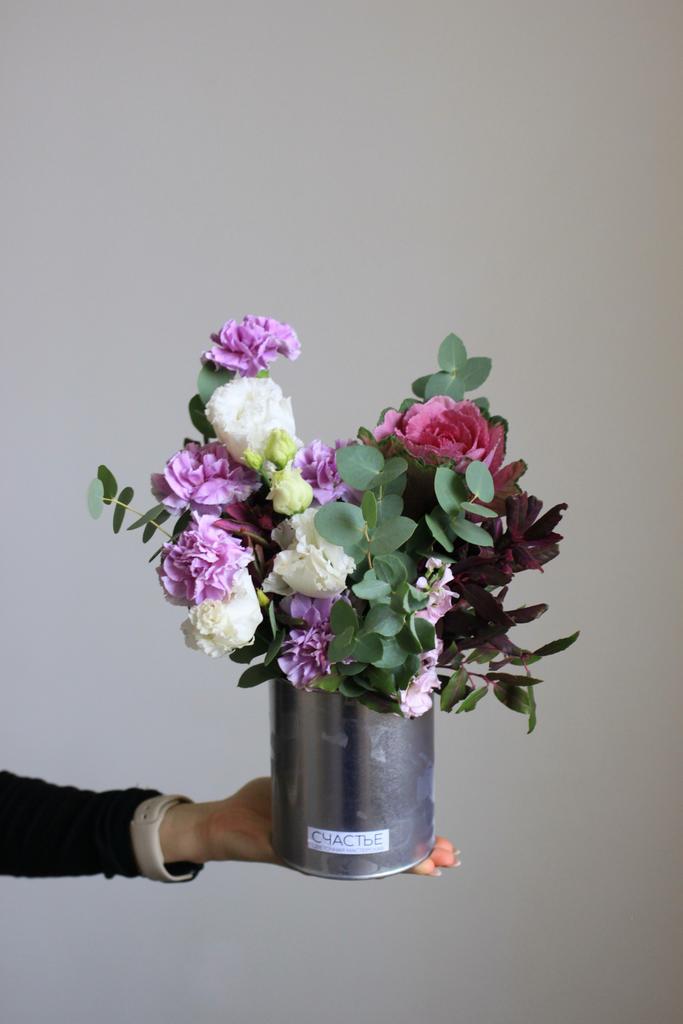 Композиция в металлической банке