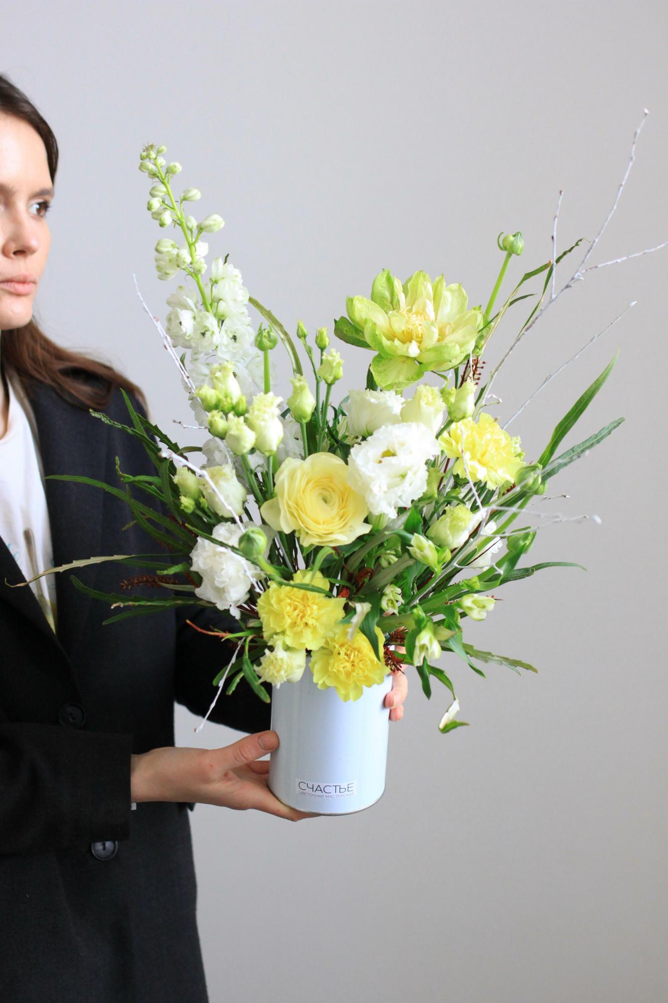 Композиция в металлической банке