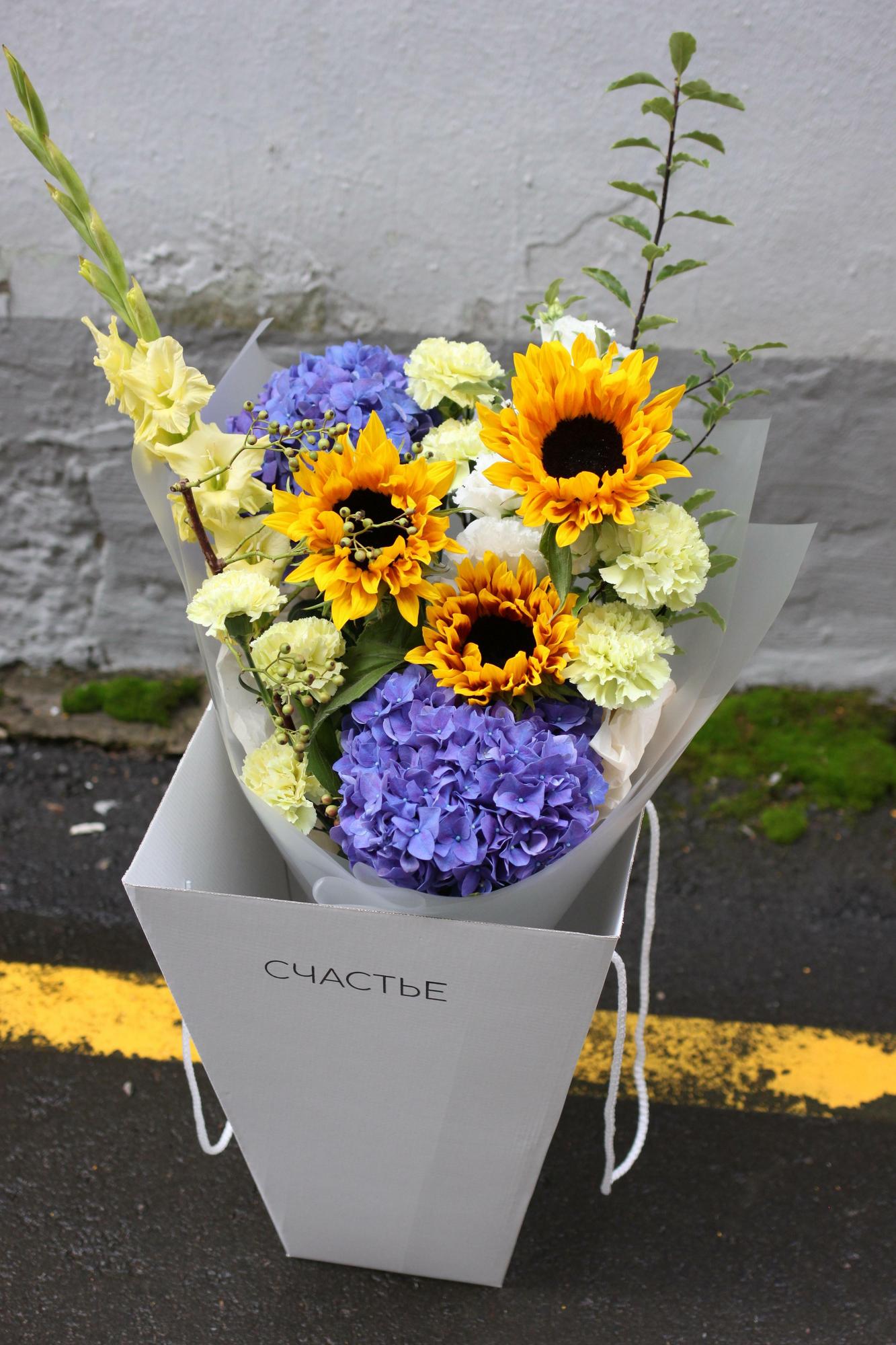 Объемный букет с подсолнухами