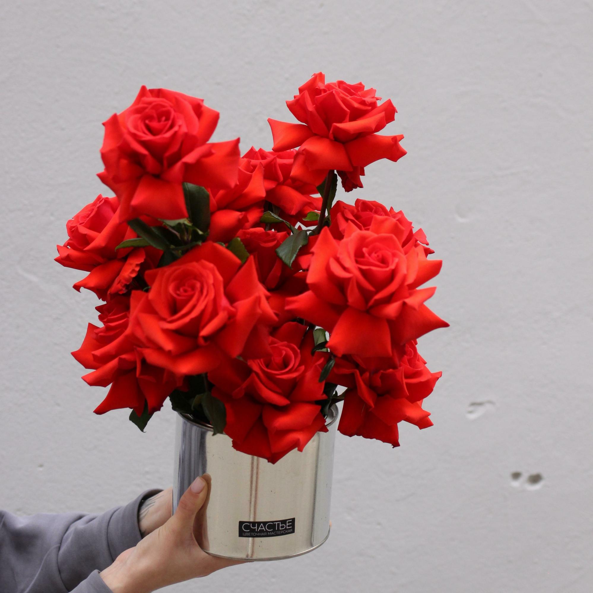 Розы Нина в металлической банке М