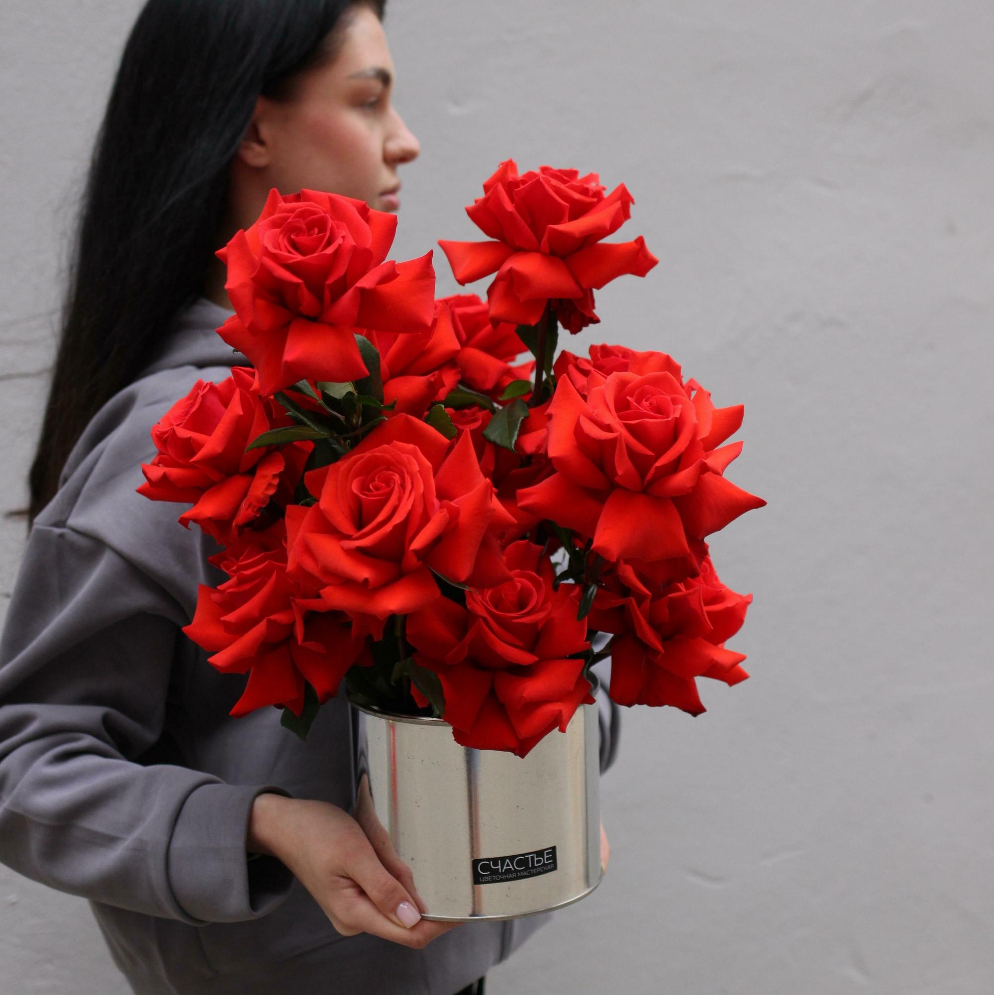 Розы Нина в металлической банке М