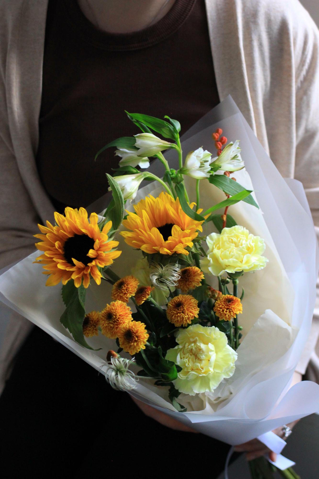 Авторский букет с подсолнухами