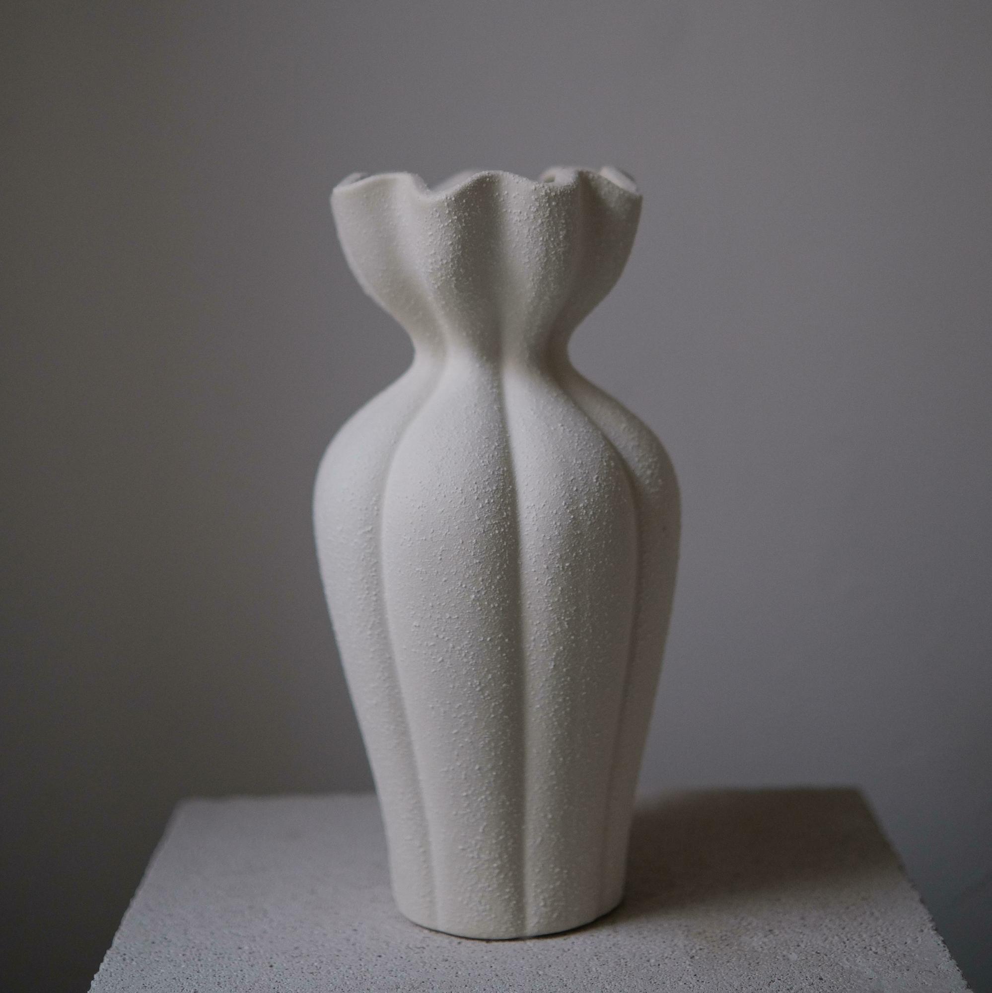 Ваза фактурная молочная