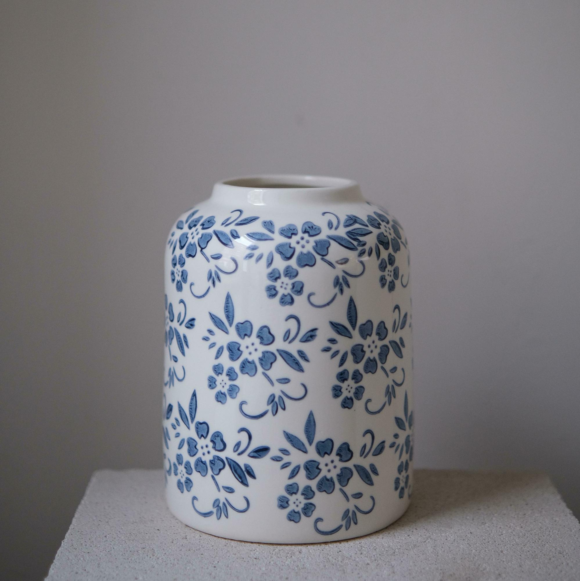 Ваза с синим орнаментом