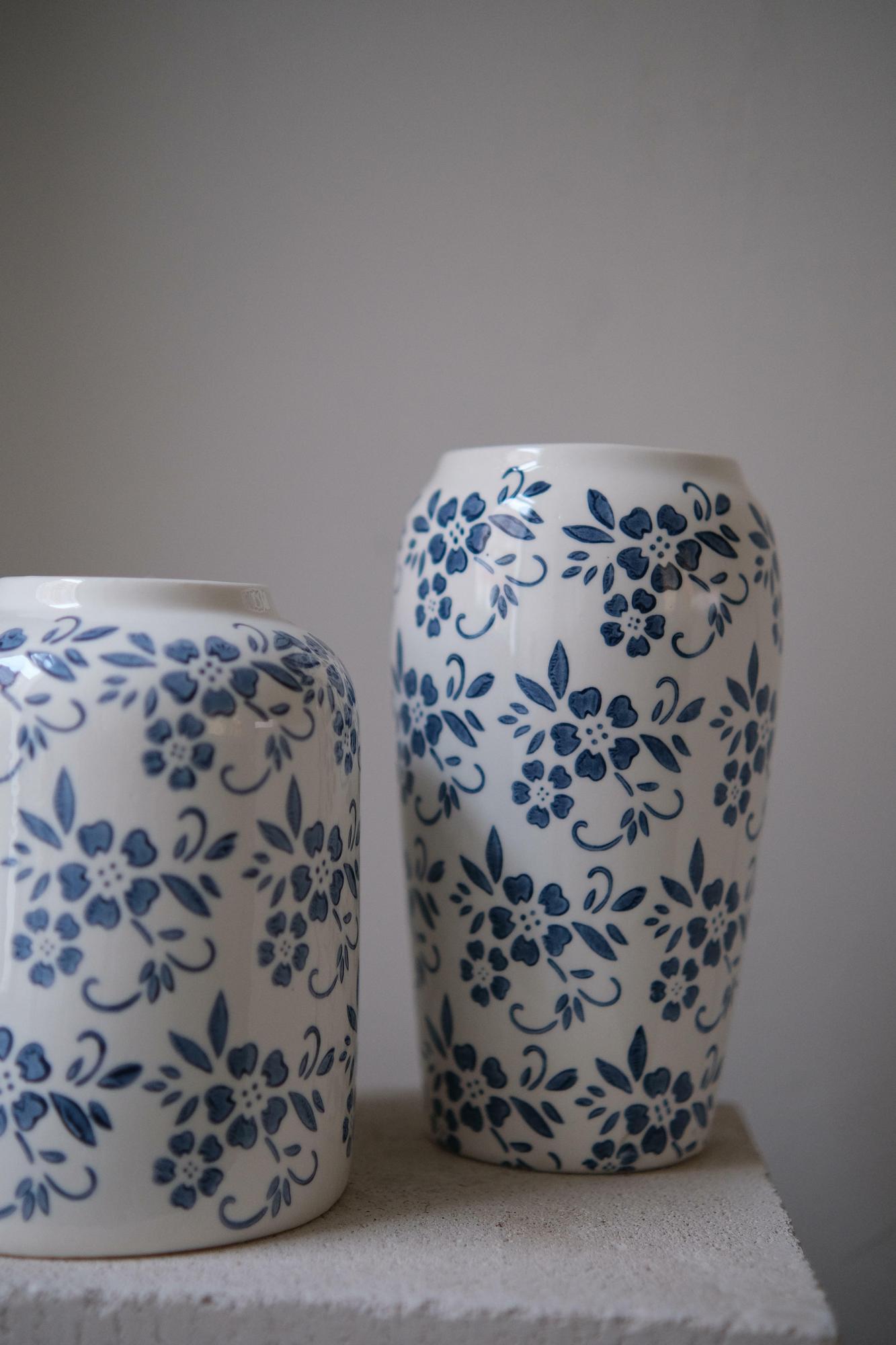 Ваза с синим орнаментом высокая