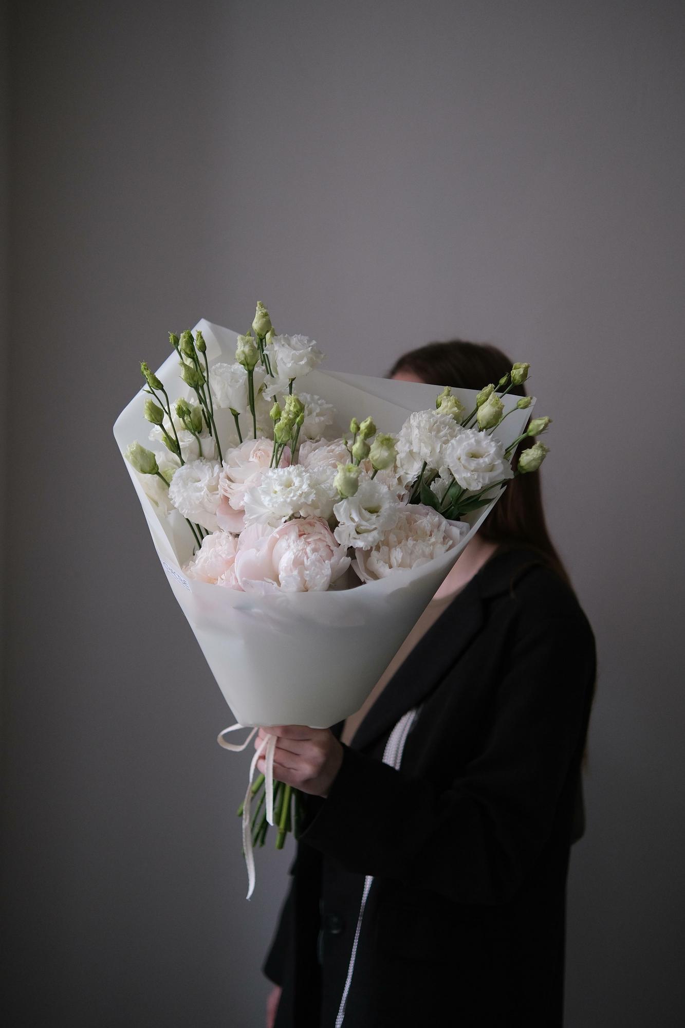 Дуо пионов и кружевной эустомы