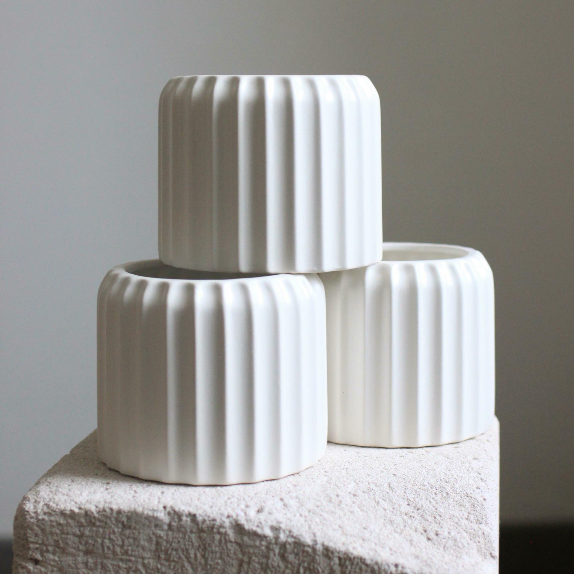 Кашпо белое классическое